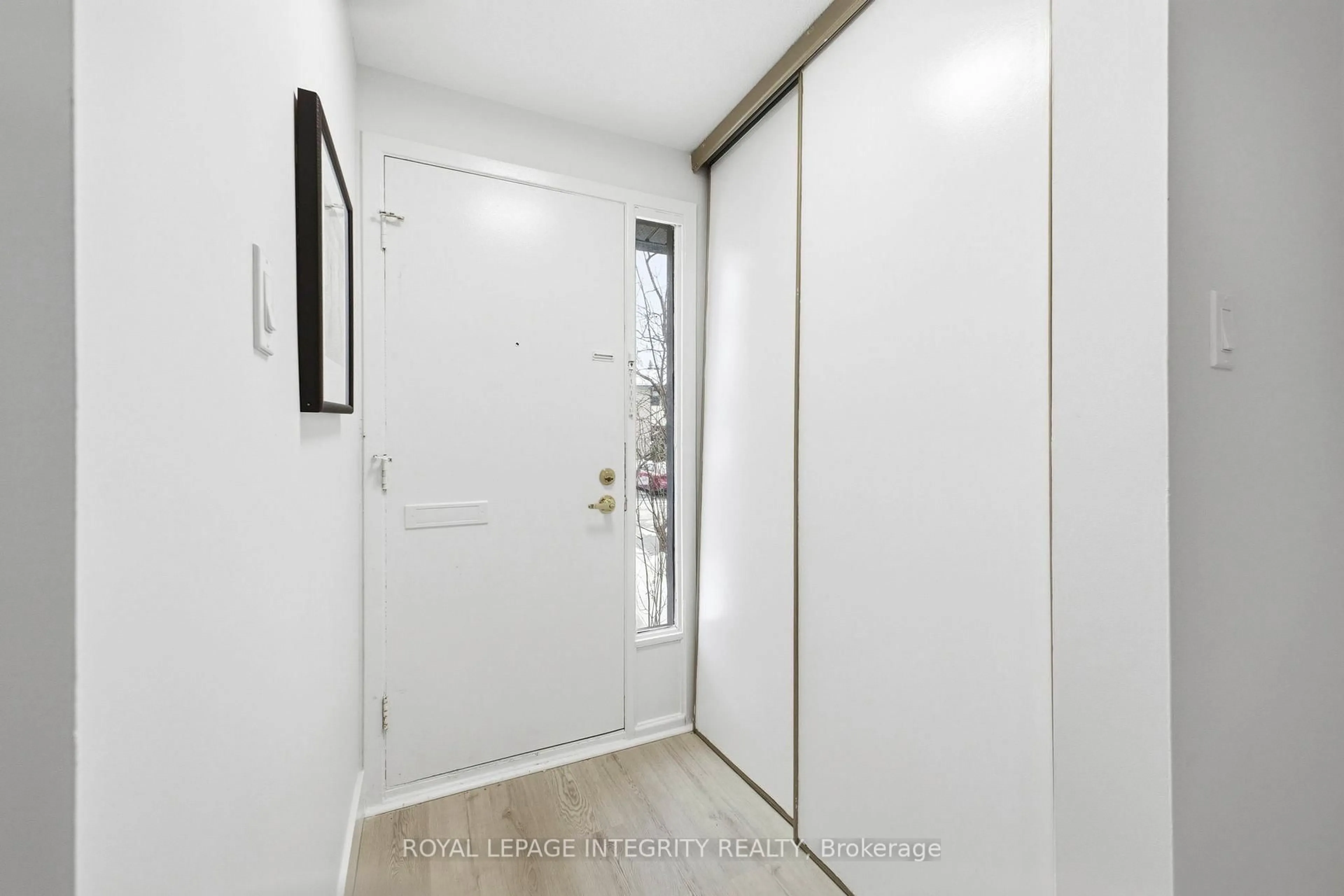 Indoor entryway for 7868 Jeanne D'arc Blvd #6, Ottawa Ontario K1C 2E9