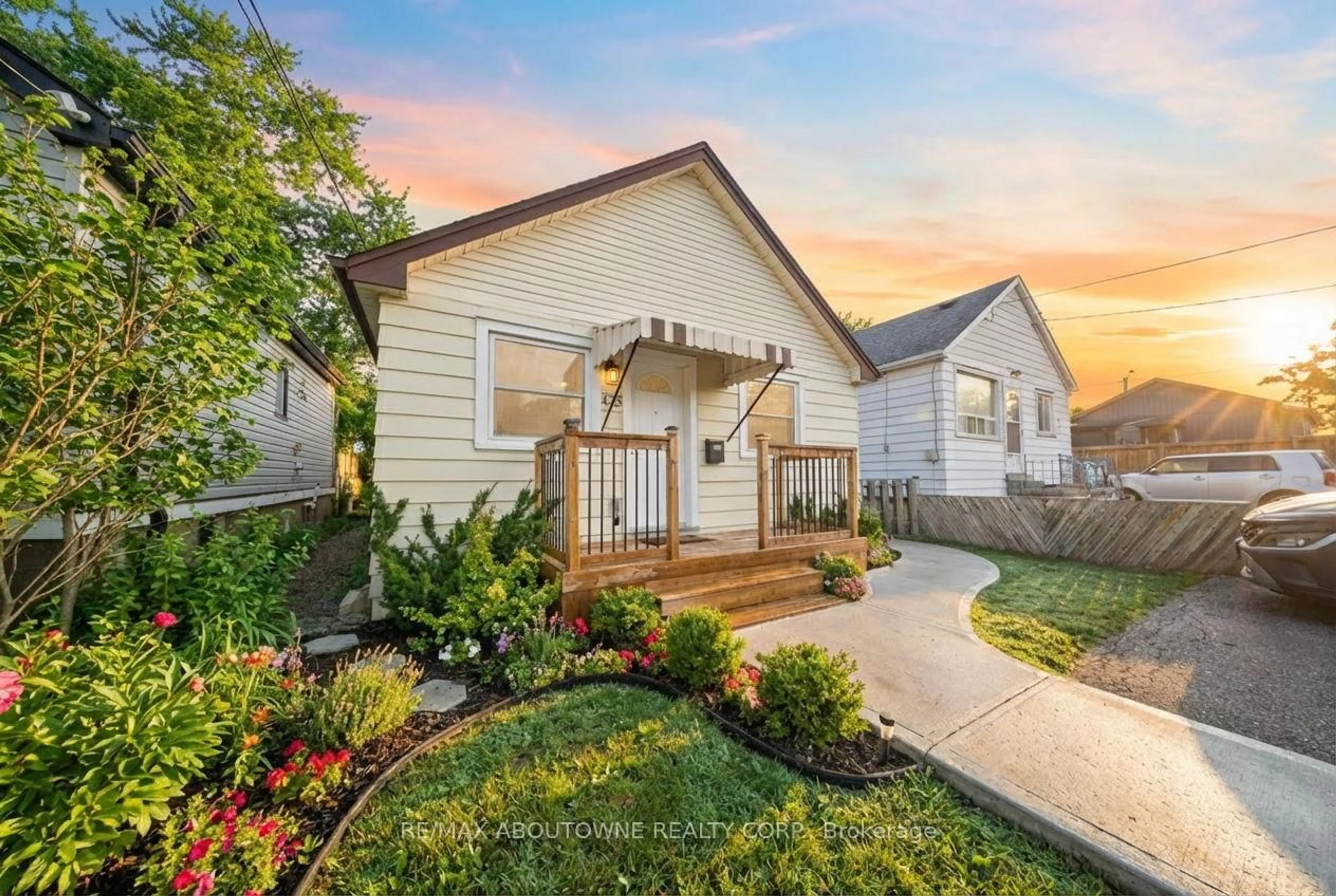 Home with vinyl exterior material, street for 435 Waverly St, Hamilton Ontario L8H 6R5