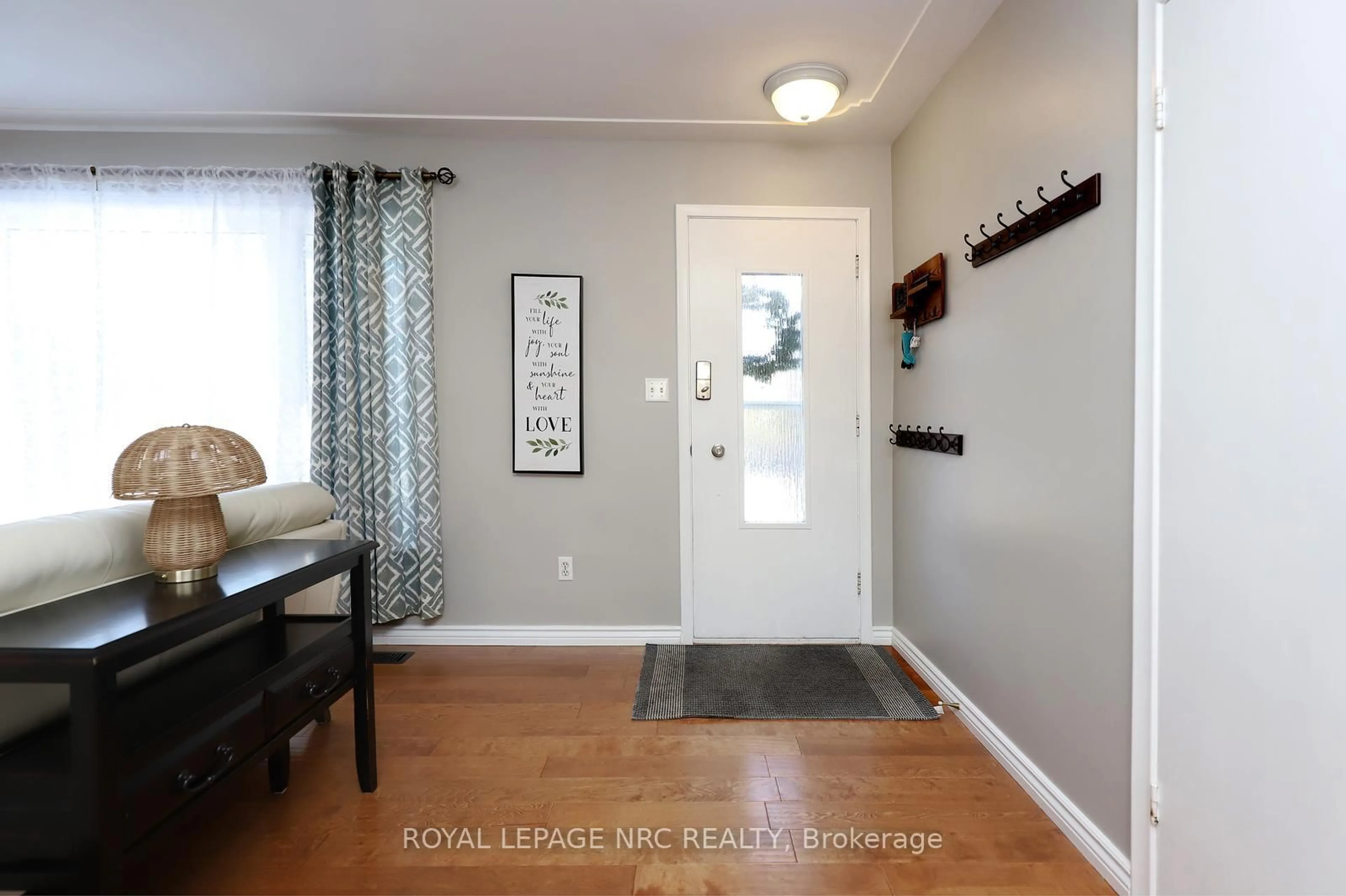 Indoor entryway for 5131 Charles St, Lincoln Ontario L3J 0K6