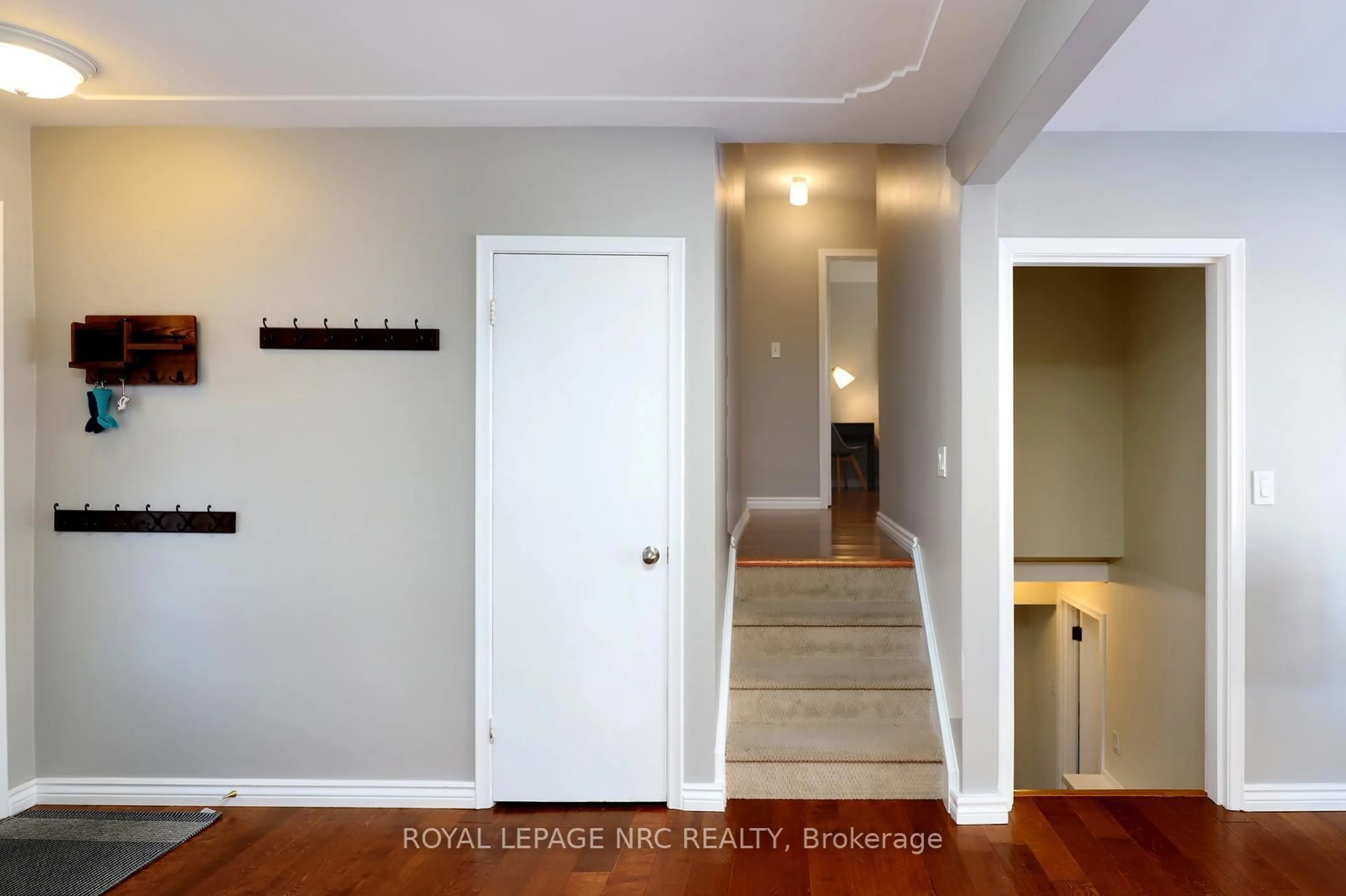 Indoor entryway for 5131 Charles St, Lincoln Ontario L3J 0K6