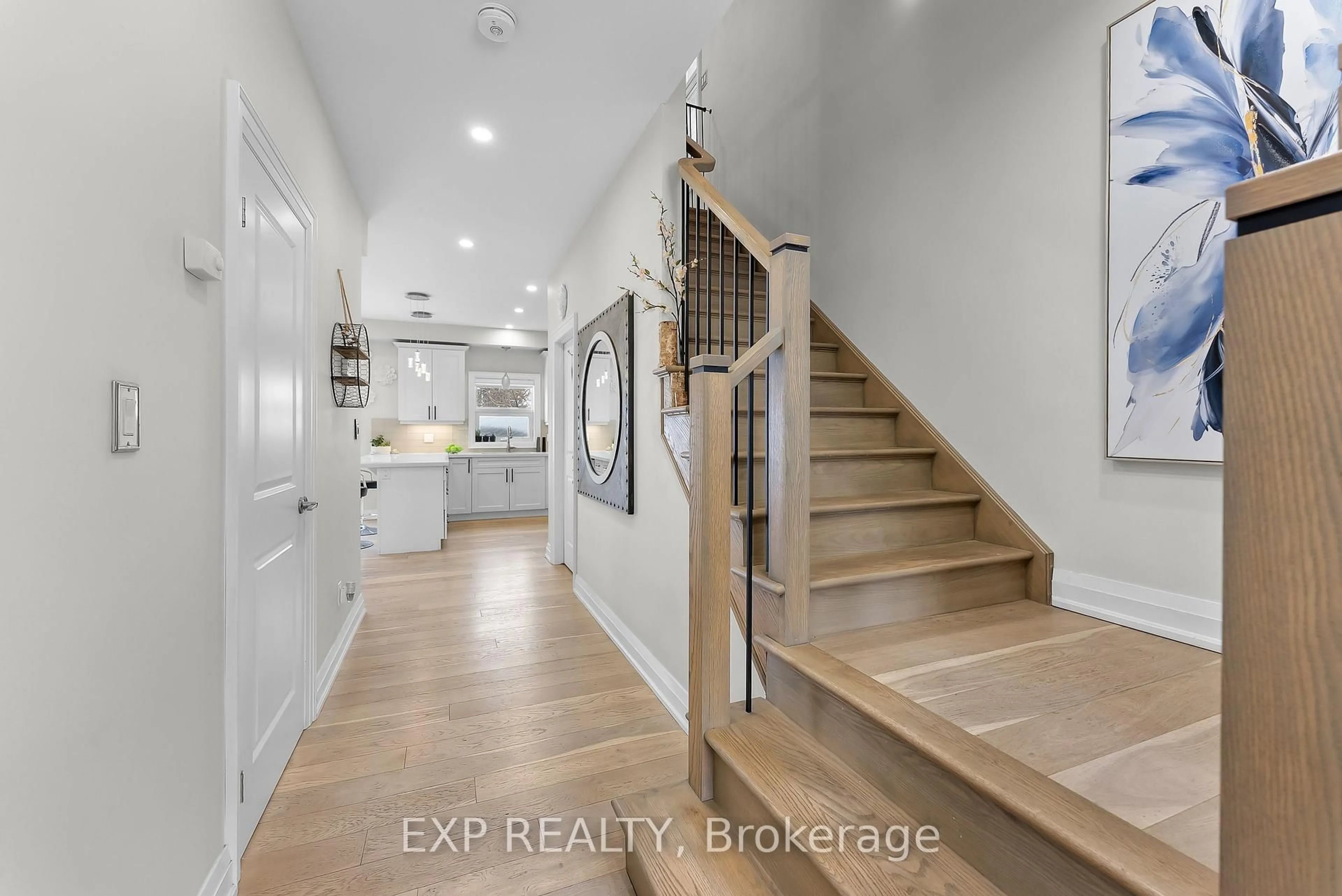 Indoor entryway for 8 Leeson St, St. Catharines Ontario L2T 2R1