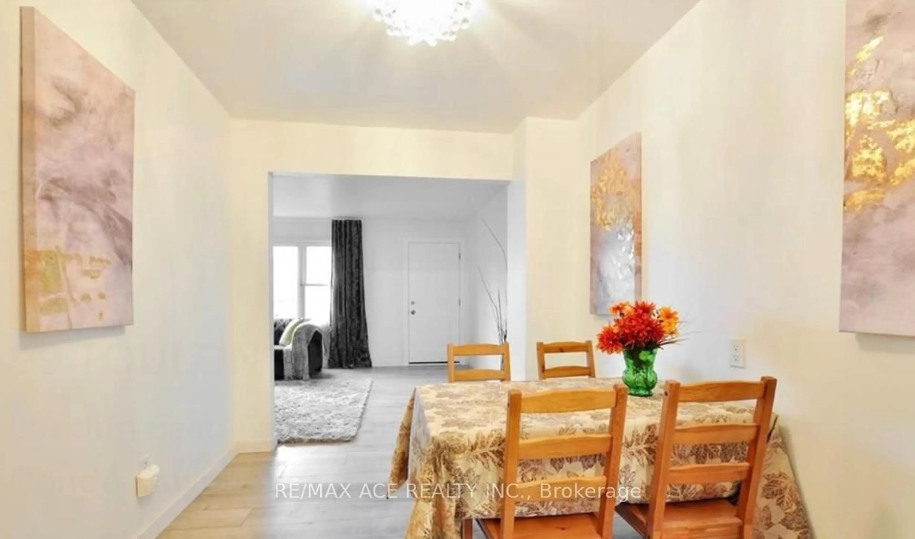 Dining room, wood/laminate floor for 99 Toulon Cres, London East Ontario N5V 1J4