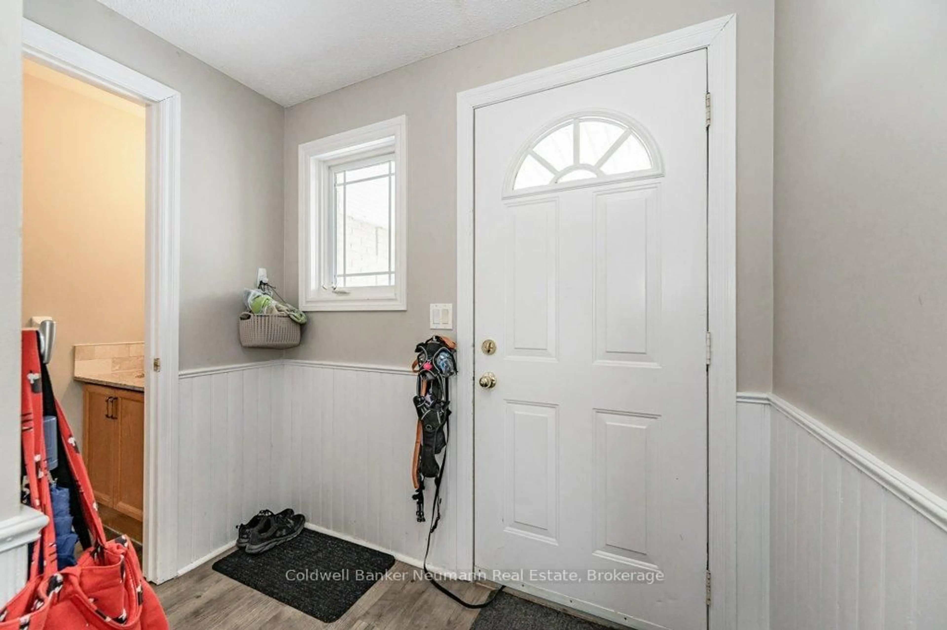 Indoor entryway for 813 Edinburgh Rd, Guelph Ontario N1G 4Z5