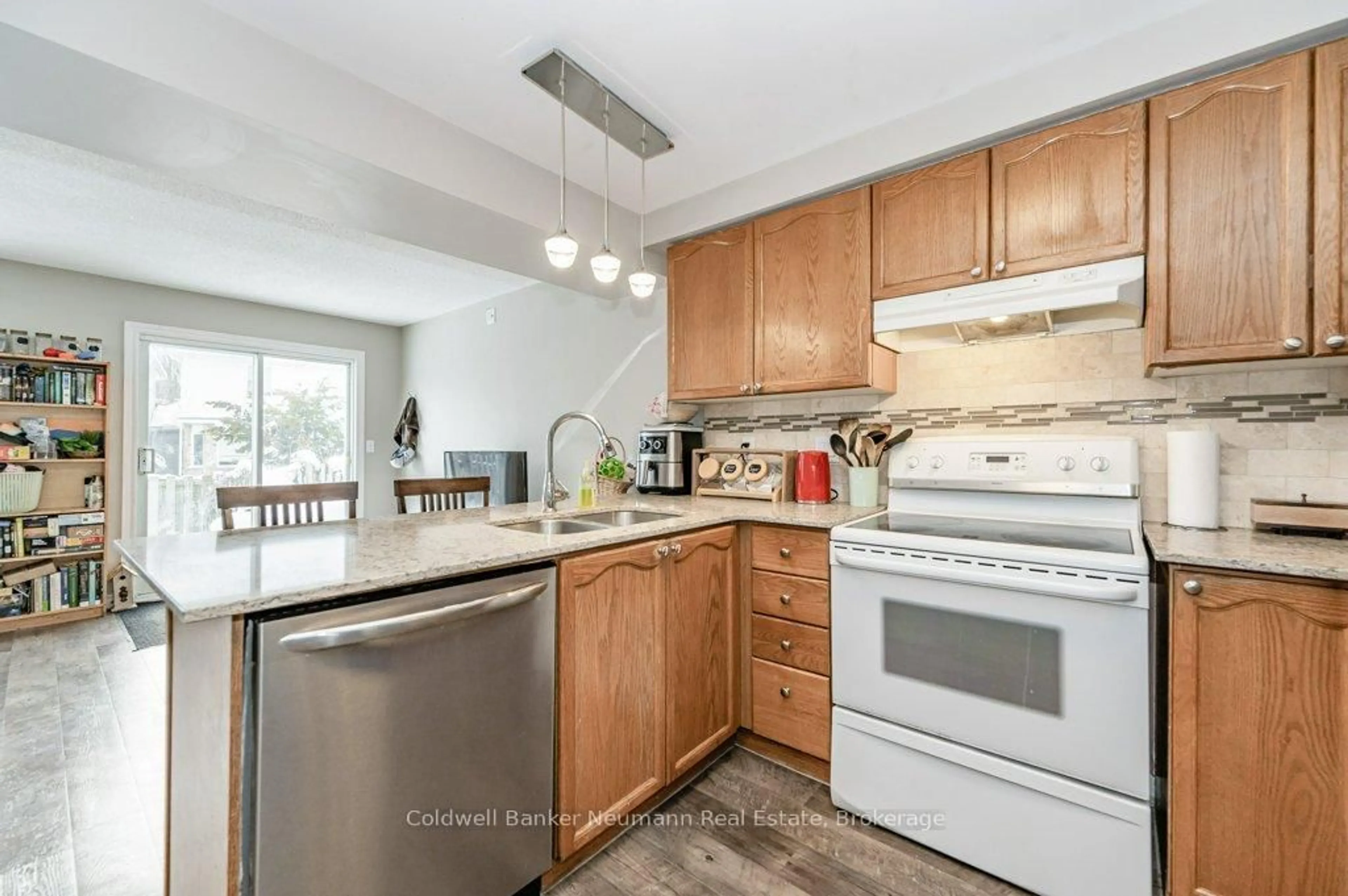 Standard kitchen, unknown for 813 Edinburgh Rd, Guelph Ontario N1G 4Z5