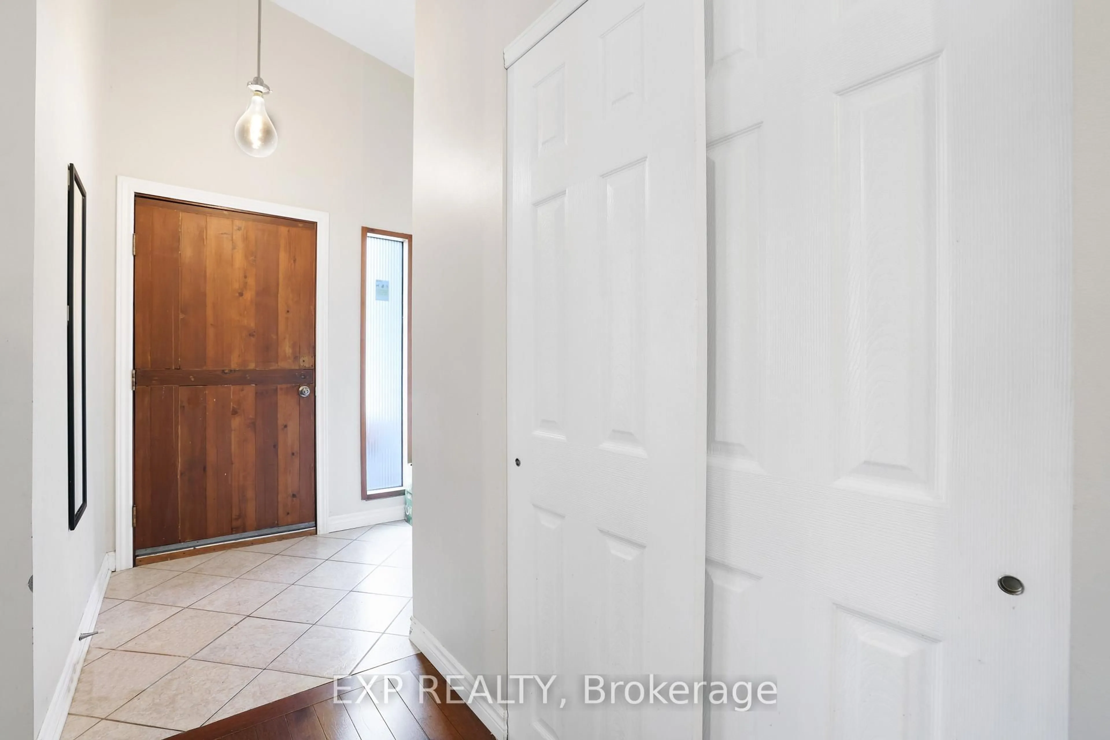 Indoor entryway for 136 Resthaven Ave, Ottawa Ontario K0A 3M0