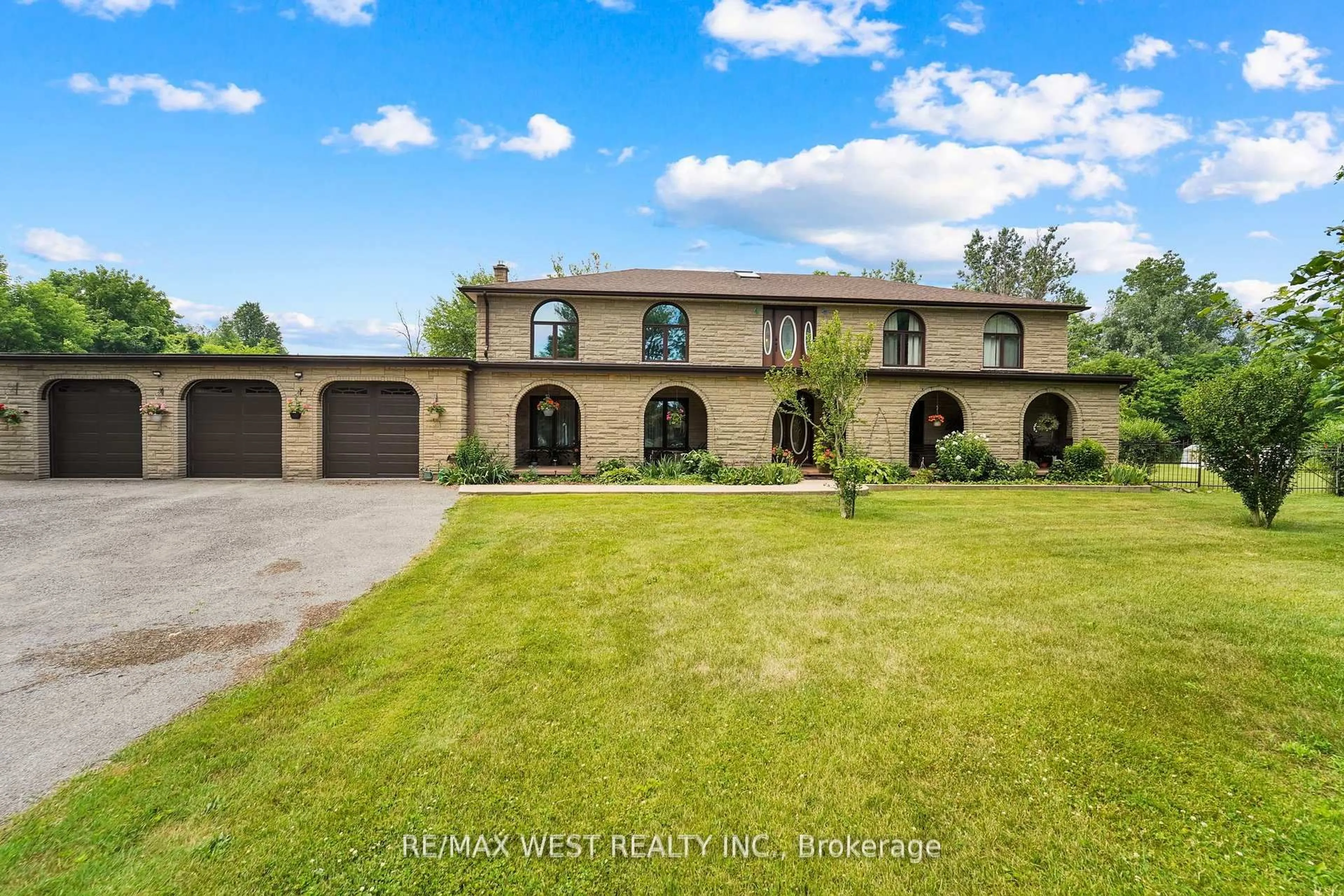 A pic from outside/outdoor area/front of a property/back of a property/a pic from drone, unknown for 805 Centre Rd, Hamilton Ontario L8B 1M4