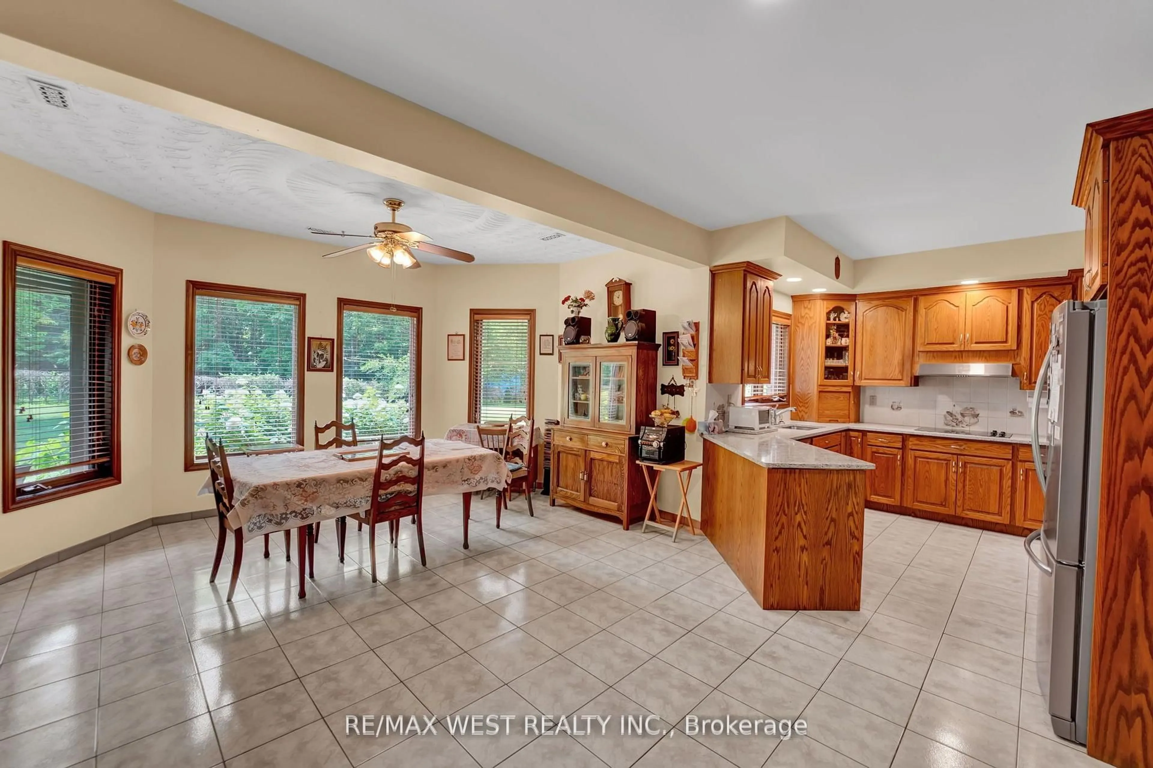 Open concept kitchen, ceramic/tile floor for 805 Centre Rd, Hamilton Ontario L8B 1M4