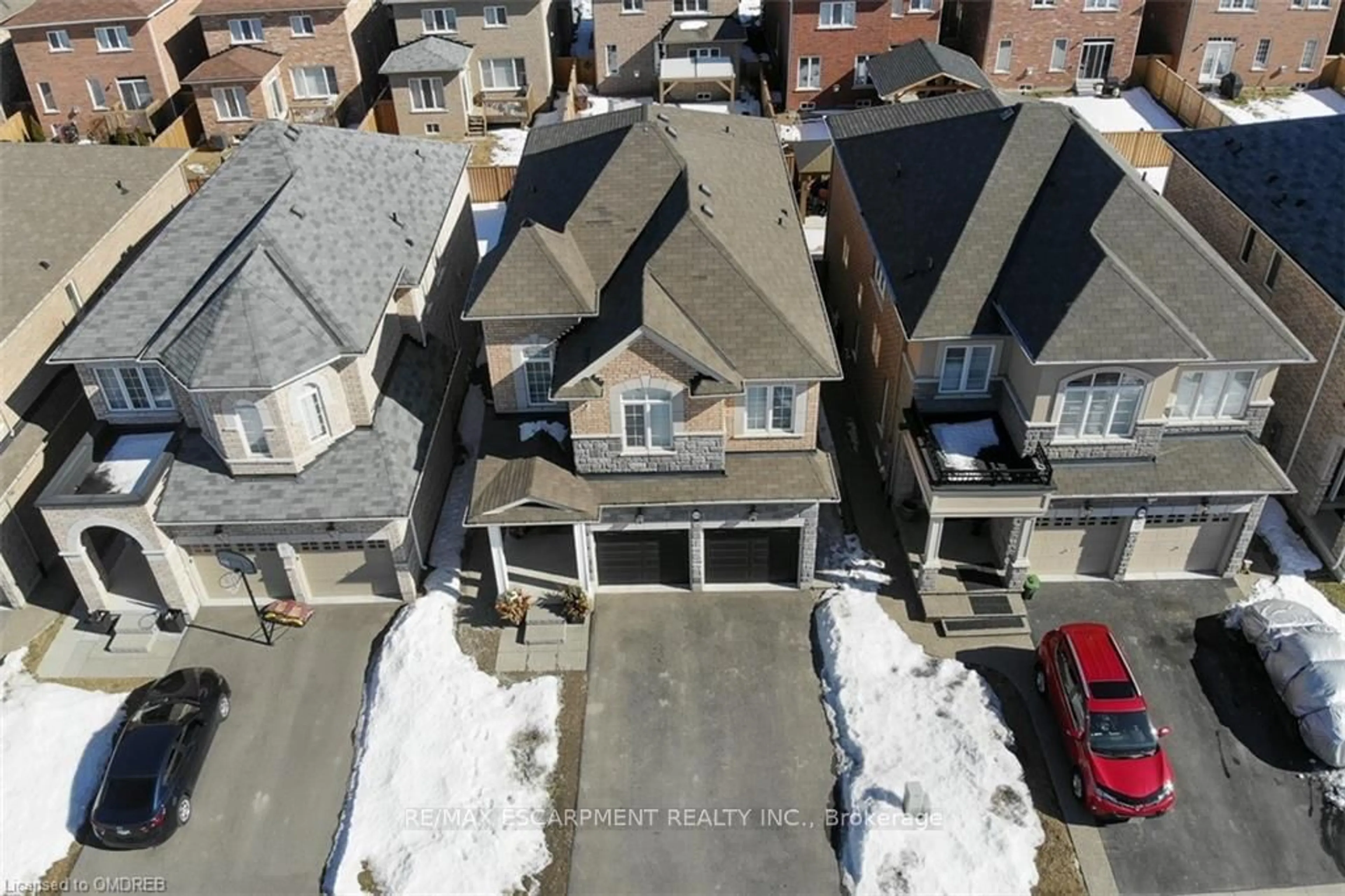 A pic from outside/outdoor area/front of a property/back of a property/a pic from drone, street for 114 Chaumont Dr, Hamilton Ontario L9B 0K4