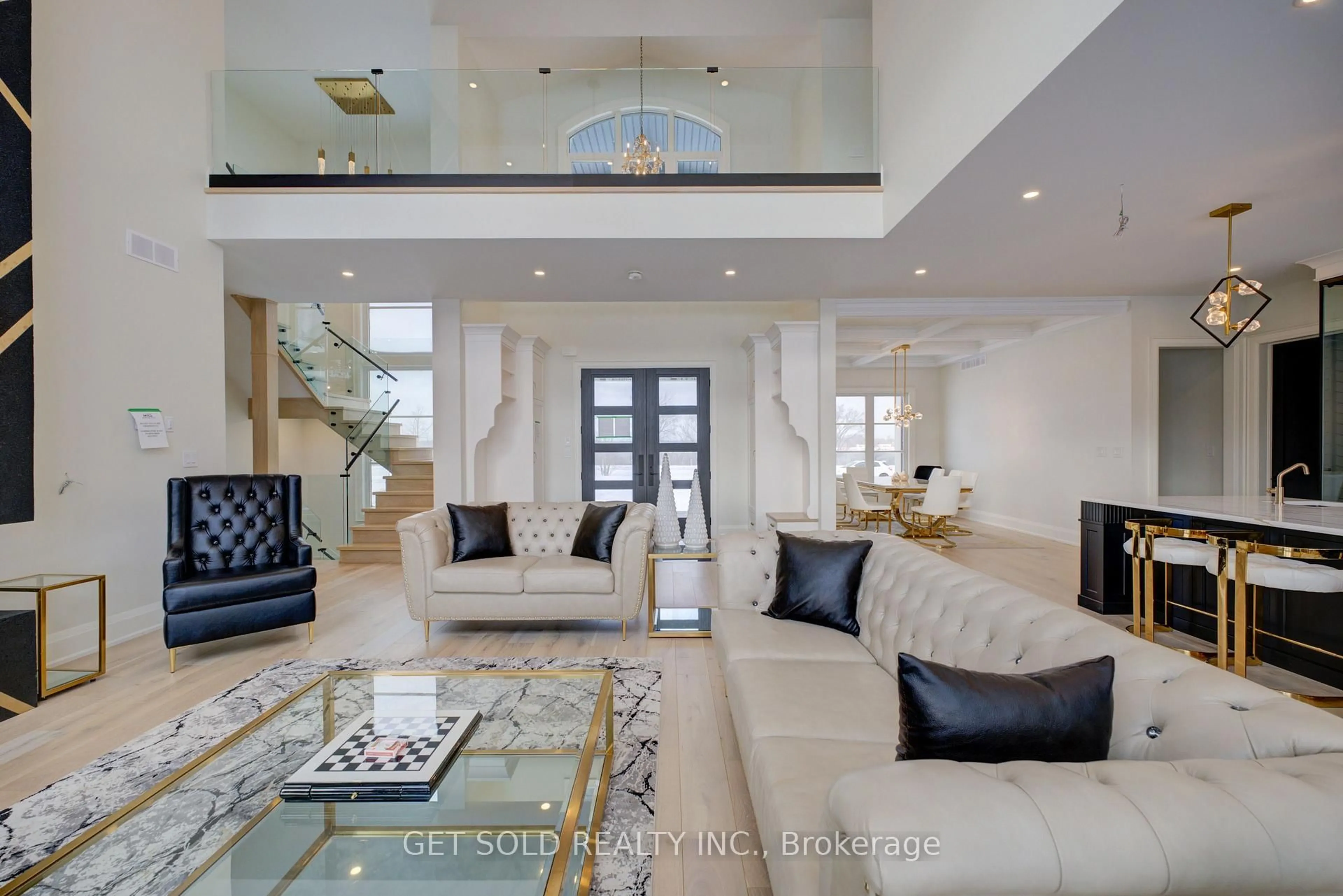 Living room with furniture, unknown for 3465 NIAGARA RIVER Pkwy, Fort Erie Ontario L0S 1S0