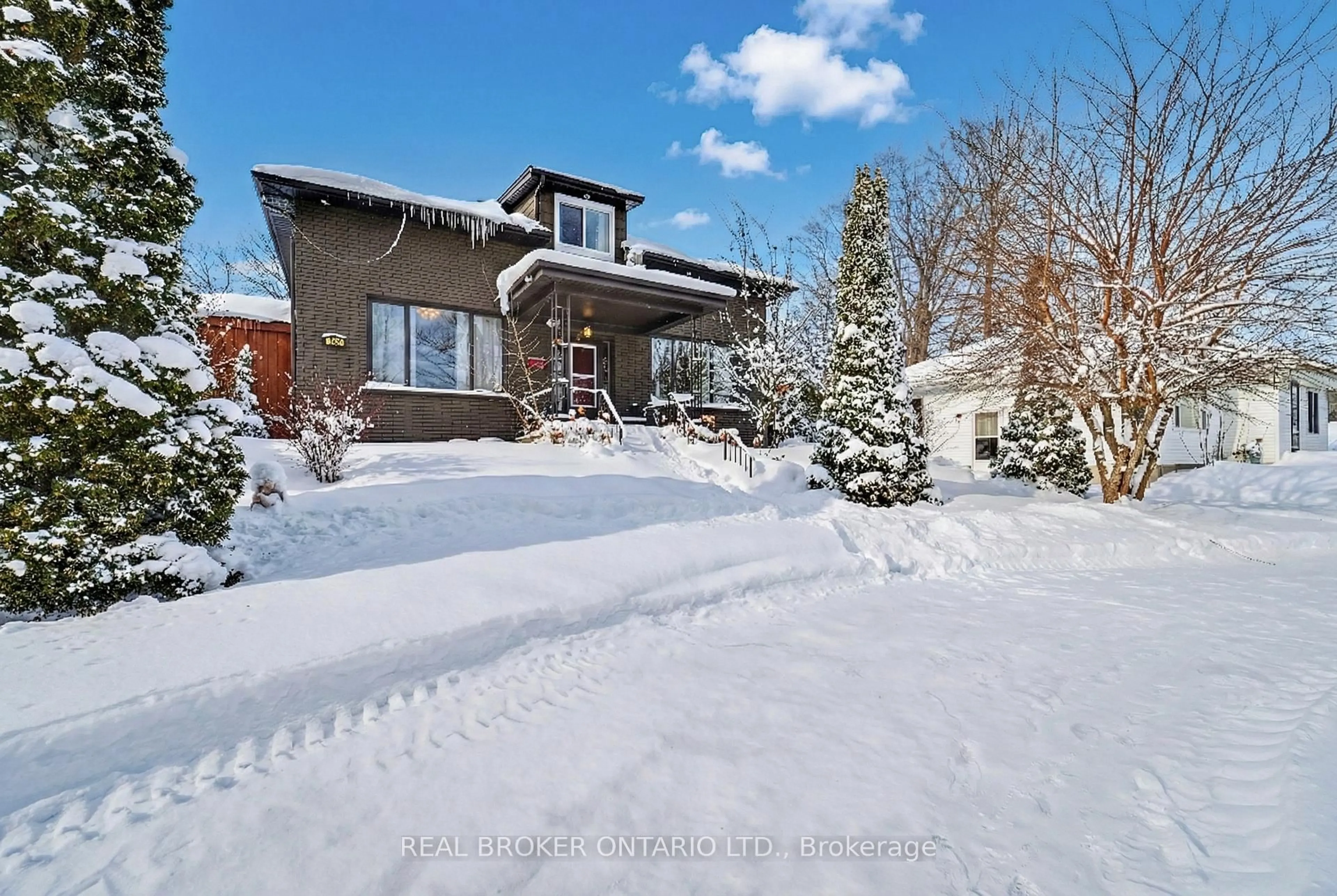A pic from outside/outdoor area/front of a property/back of a property/a pic from drone, unknown for 664 Olde Victoria St, Kincardine Ontario N2Z 2A5
