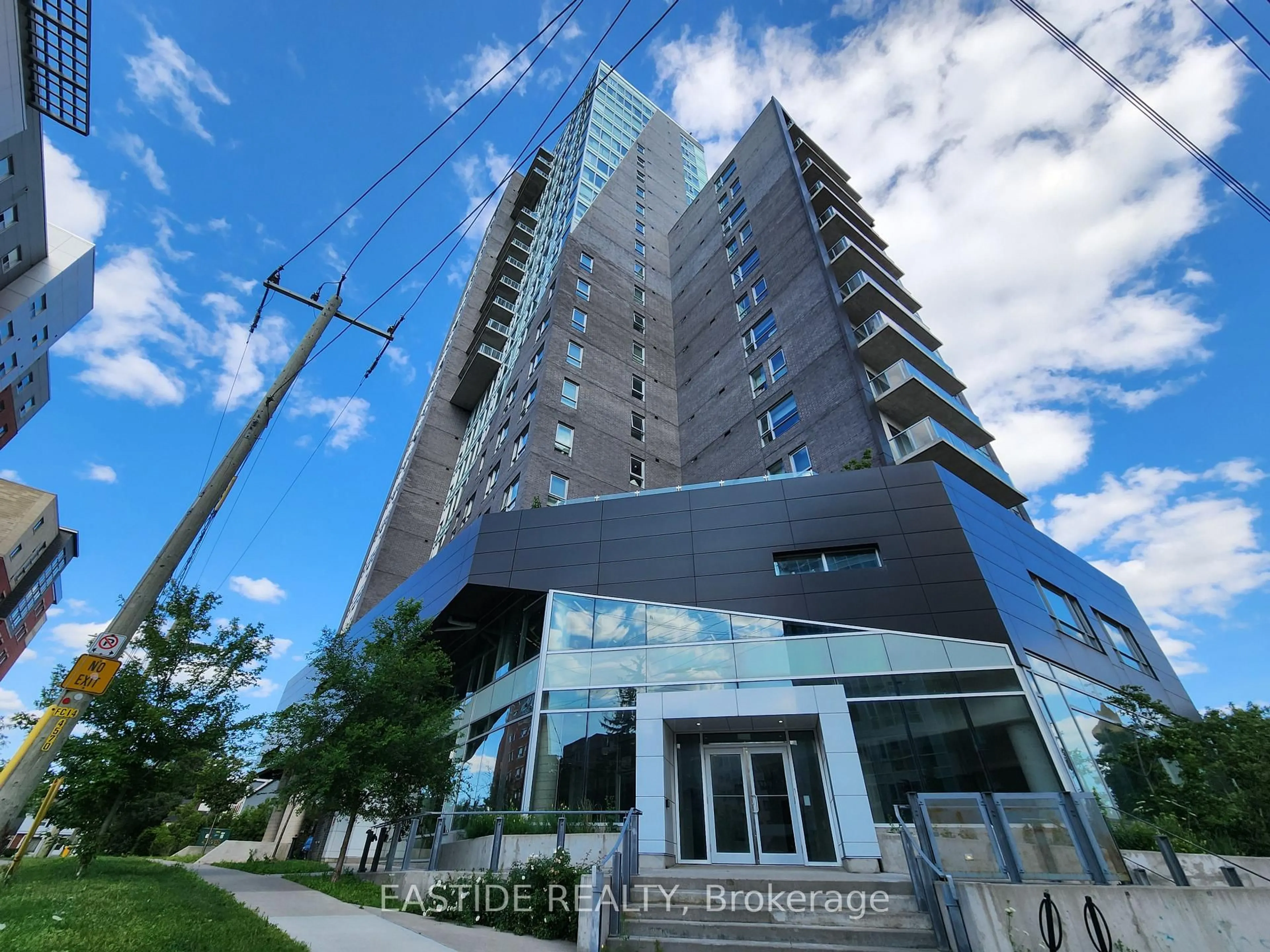 Indoor foyer for 158 King St #1805, Waterloo Ontario N2J 2Y2