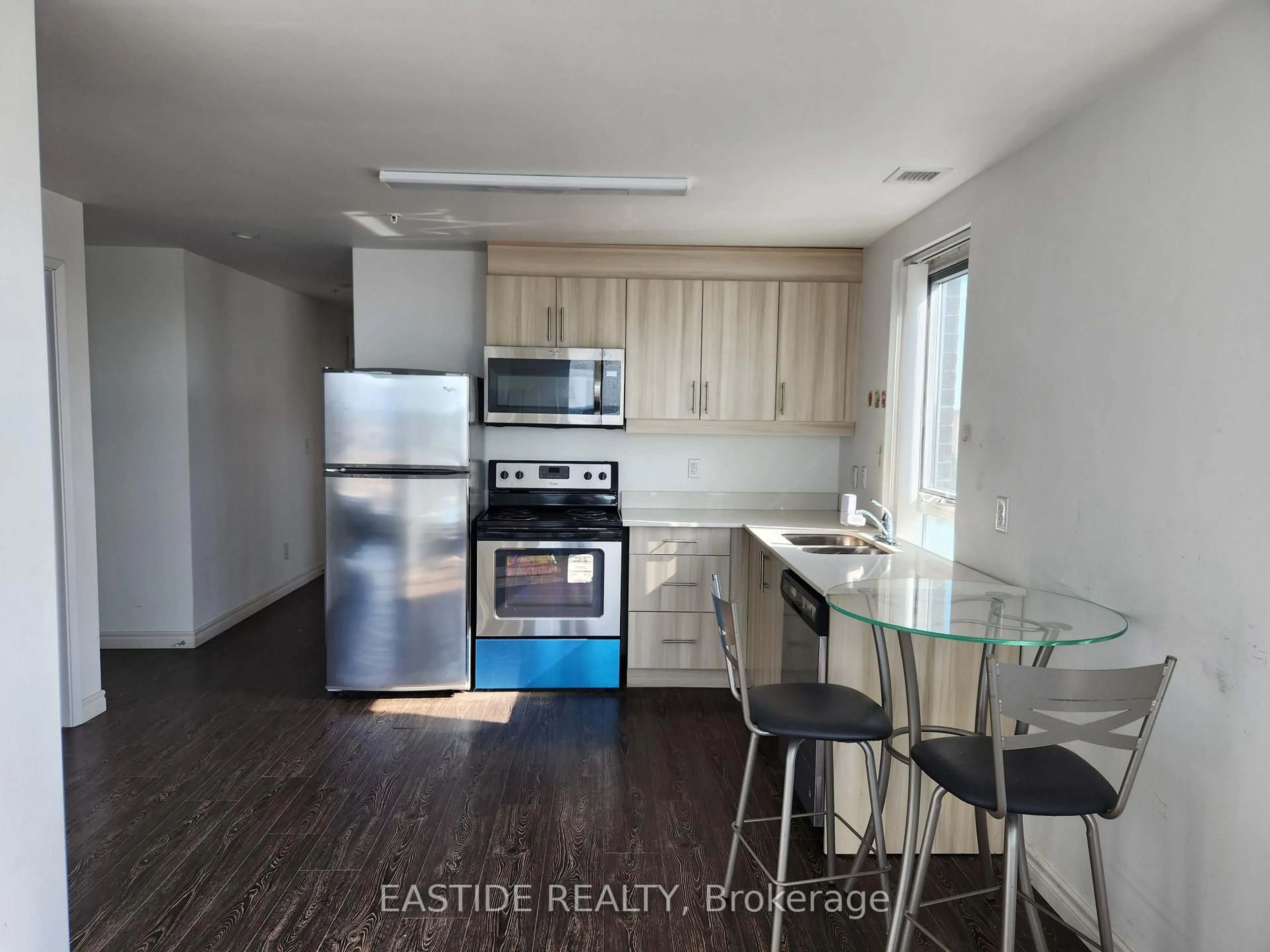 Open concept kitchen, wood/laminate floor for 158 King St #1805, Waterloo Ontario N2J 2Y2