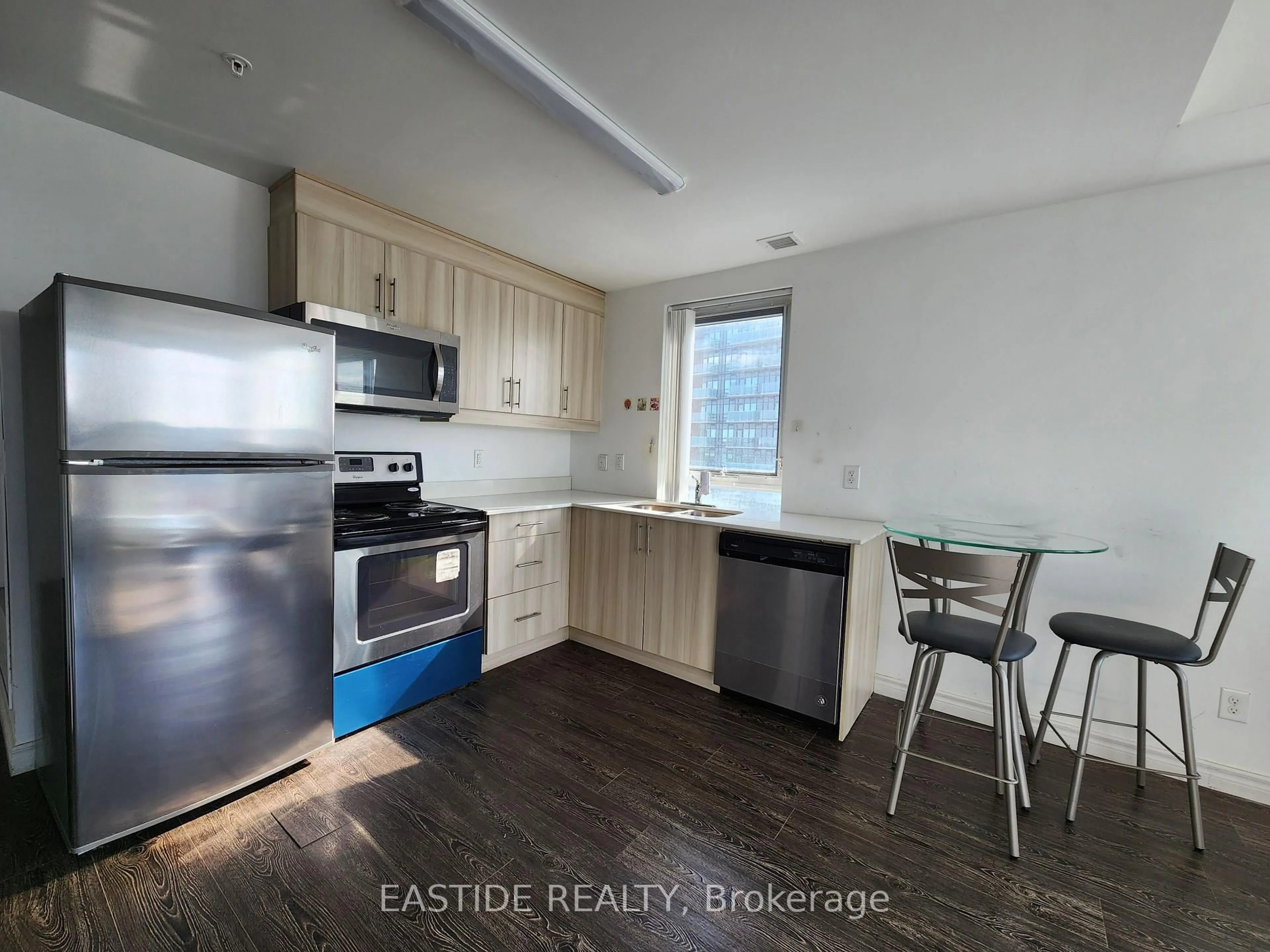 Standard kitchen, wood/laminate floor for 158 King St #1805, Waterloo Ontario N2J 2Y2