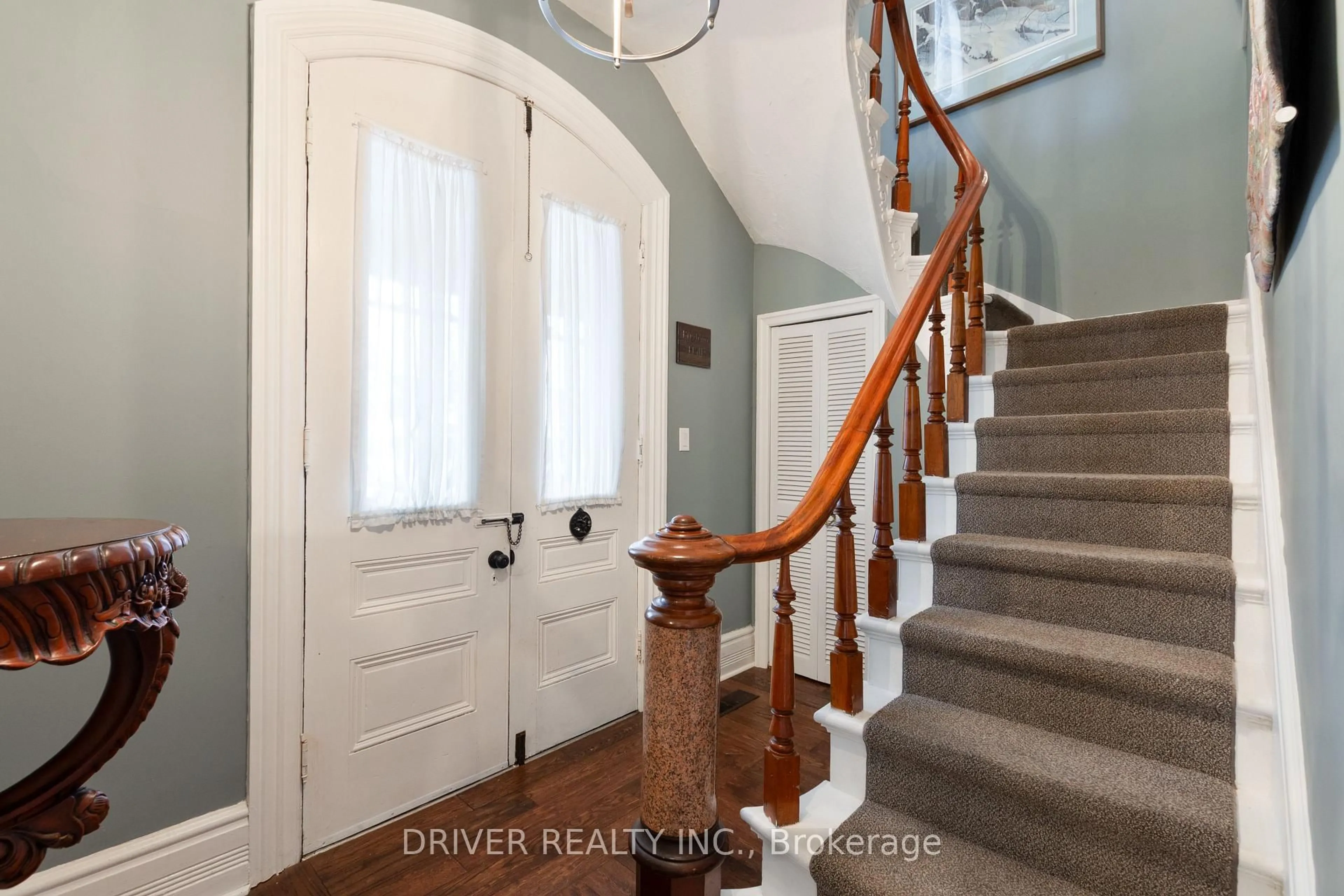 Indoor entryway for 12 South St, Aylmer Ontario N5H 1P6
