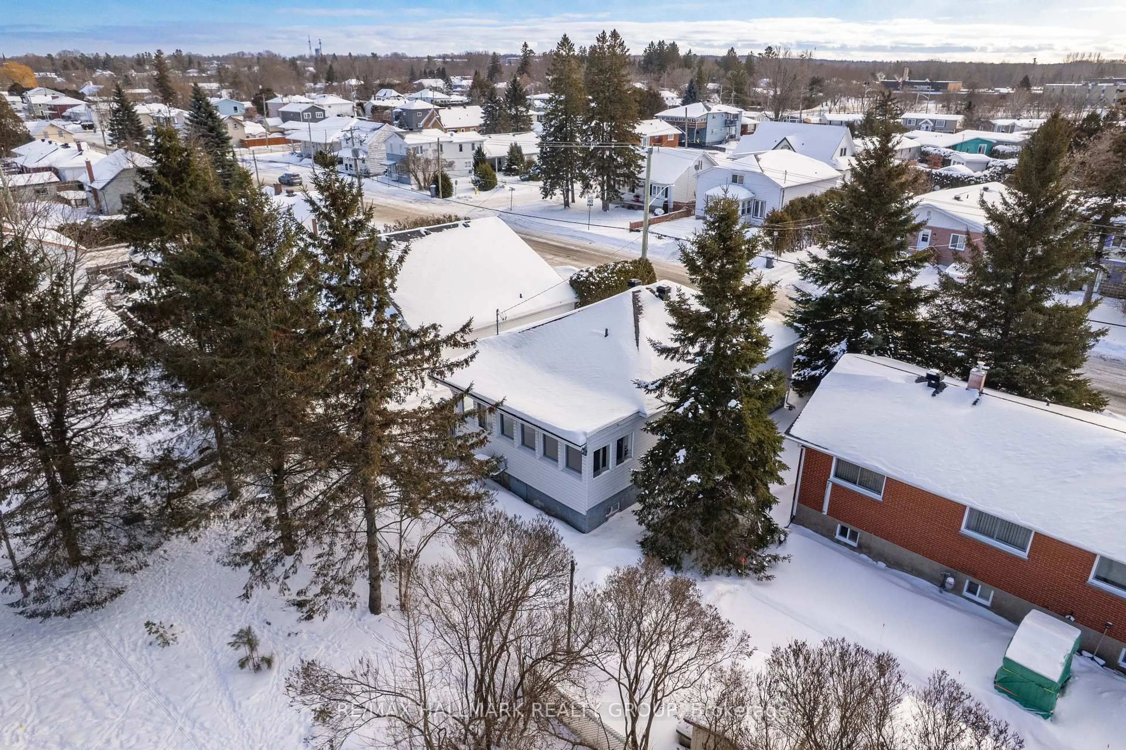 A pic from outside/outdoor area/front of a property/back of a property/a pic from drone, street for 521 Nelson St, Hawkesbury Ontario K6A 2K3