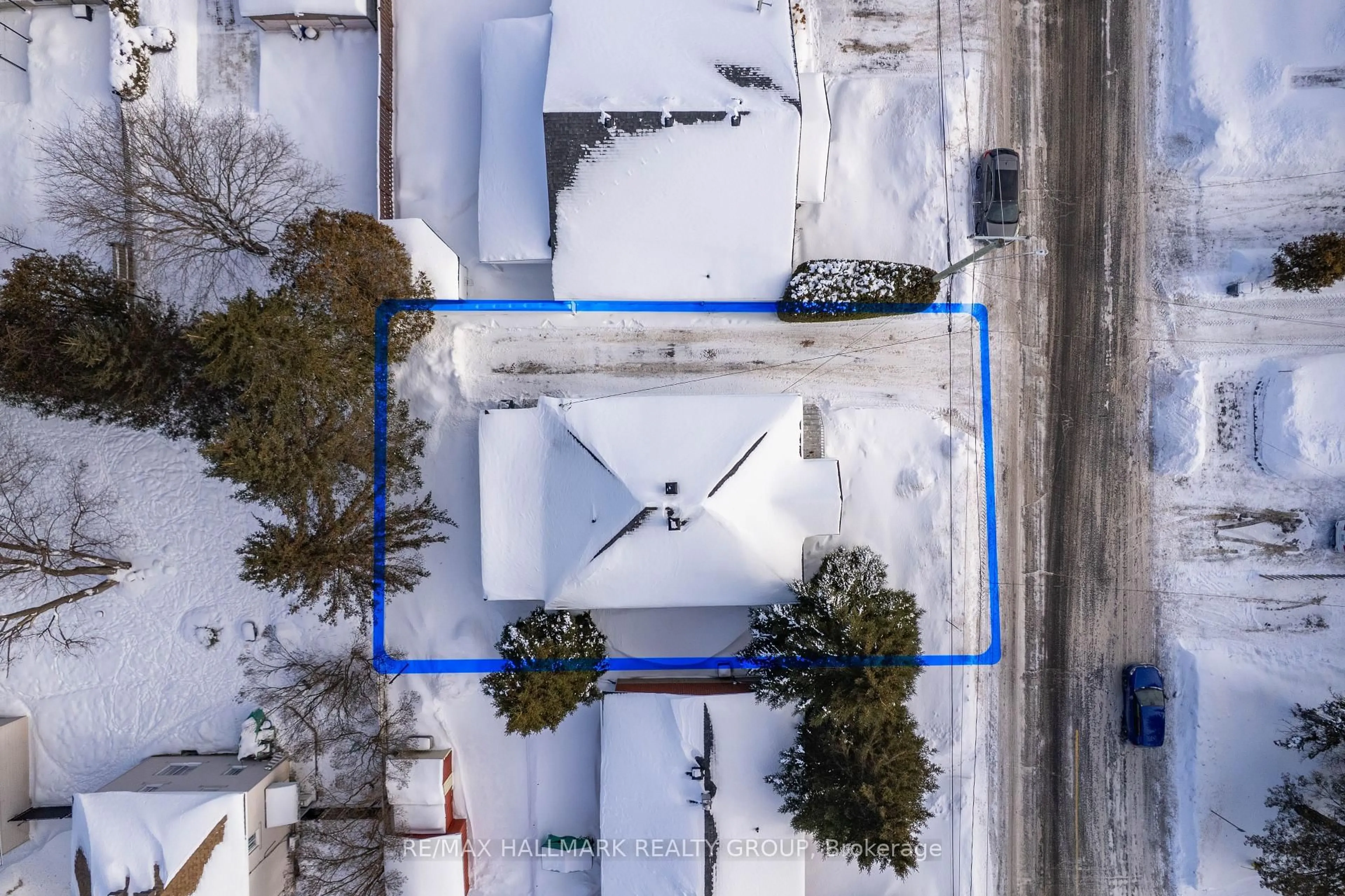 A pic from outside/outdoor area/front of a property/back of a property/a pic from drone, street for 521 Nelson St, Out of Area Ontario K6A 2K3