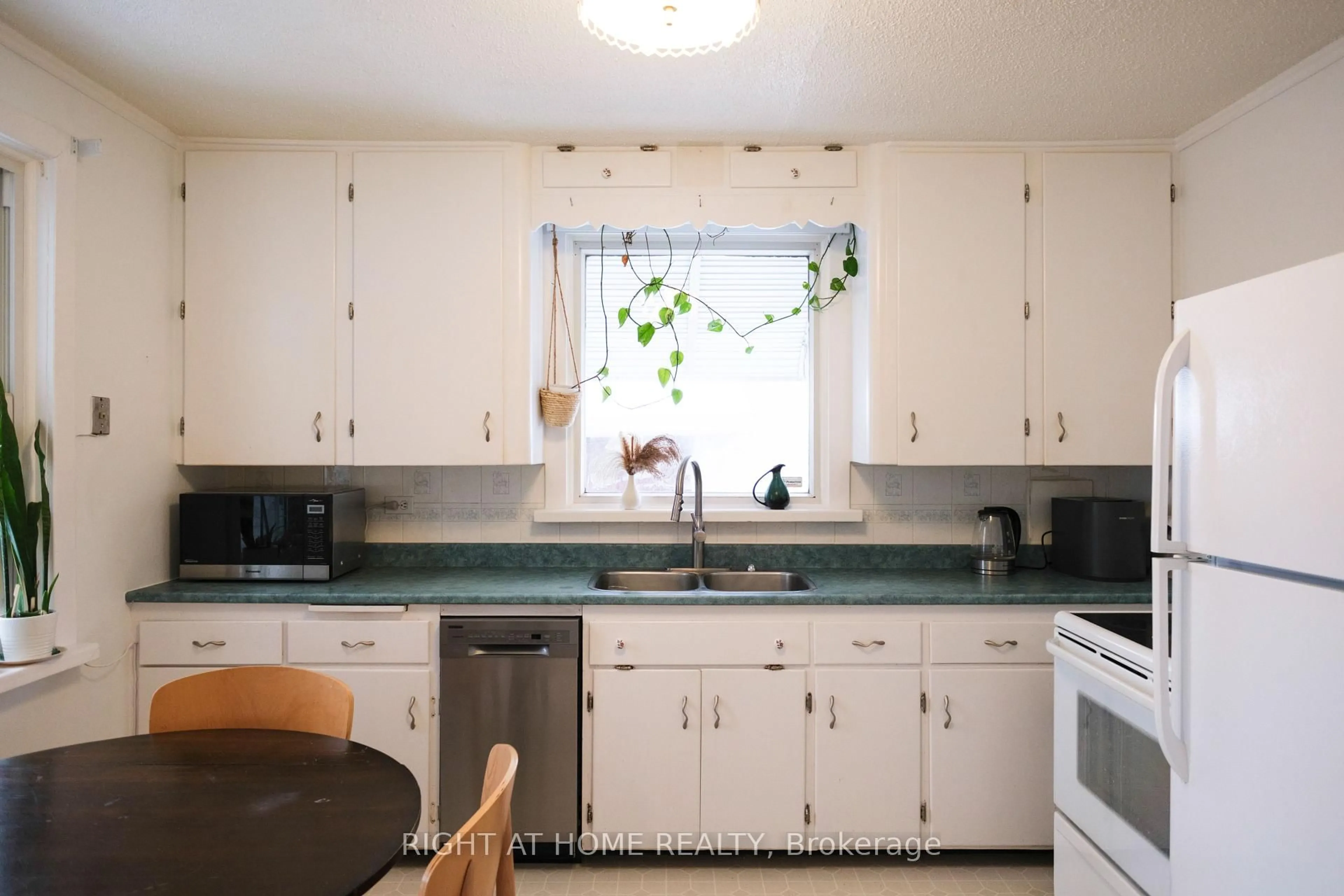 Standard kitchen, ceramic/tile floor for 44 Macdonald St, Arnprior Ontario K7S 2W5