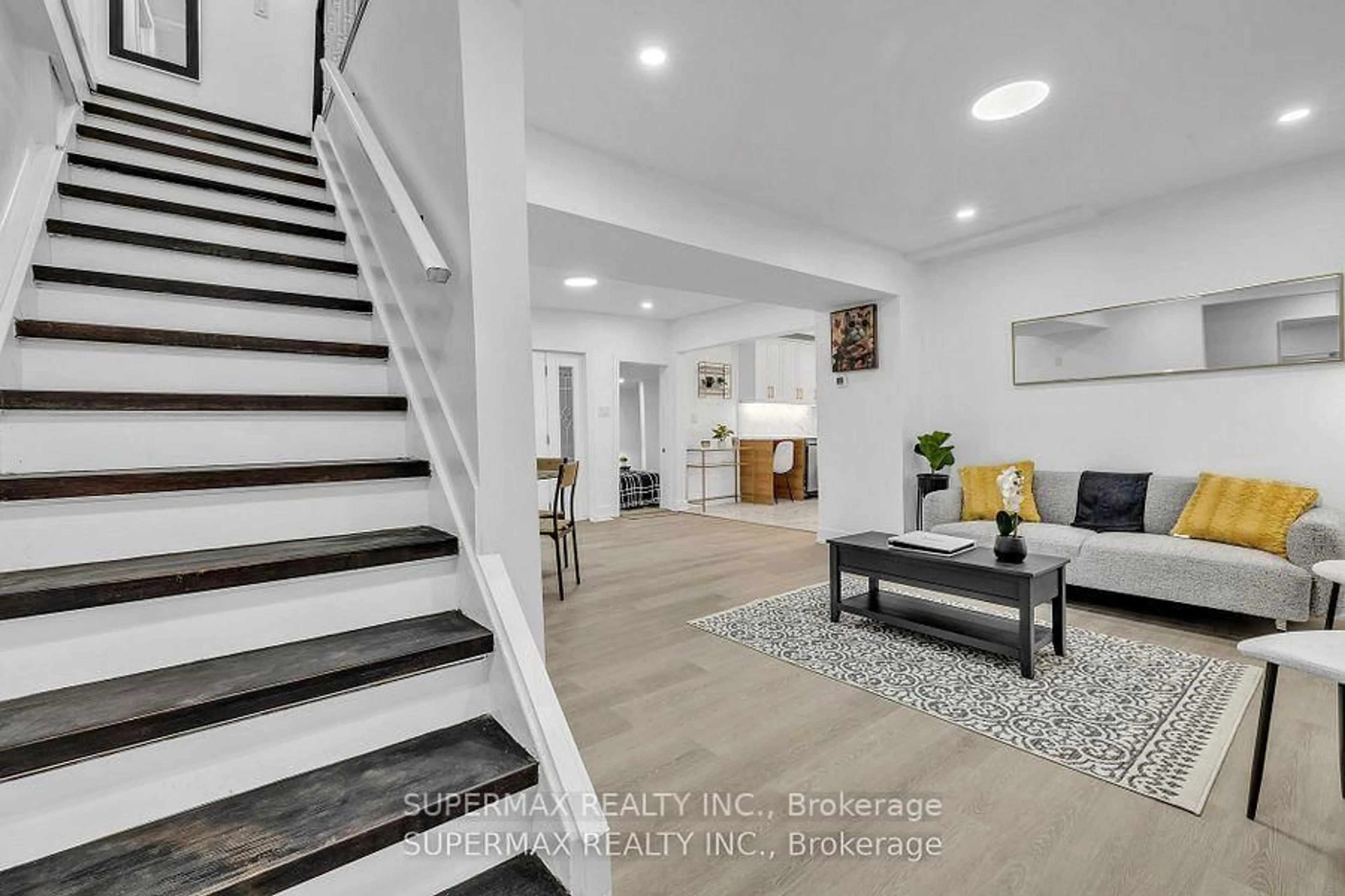 Indoor entryway for 94 Hiawatha St, St. Thomas Ontario N5P 2T7