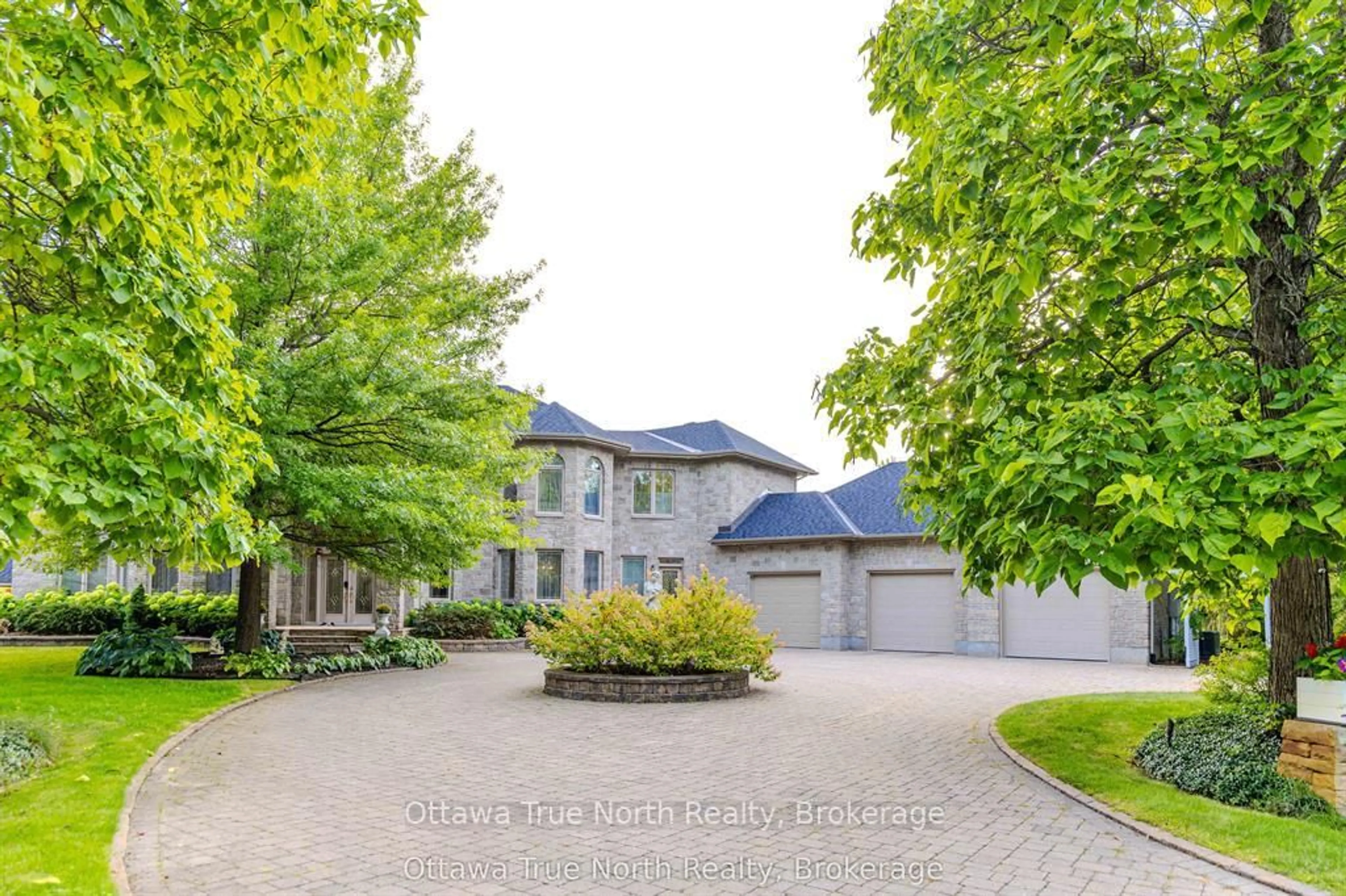 A pic from outside/outdoor area/front of a property/back of a property/a pic from drone, street for 5884 Earlscourt Cres, Ottawa Ontario K4M 1K2