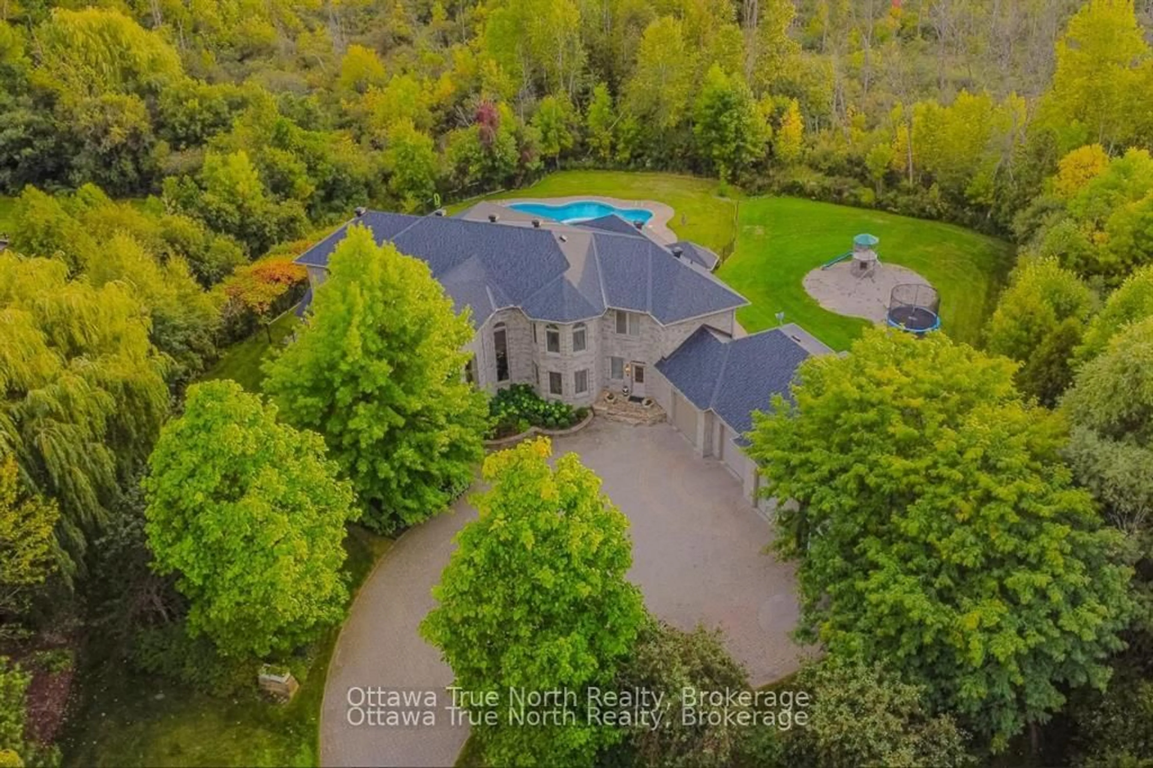 A pic from outside/outdoor area/front of a property/back of a property/a pic from drone, unknown for 5884 Earlscourt Cres, Ottawa Ontario K4M 1K2