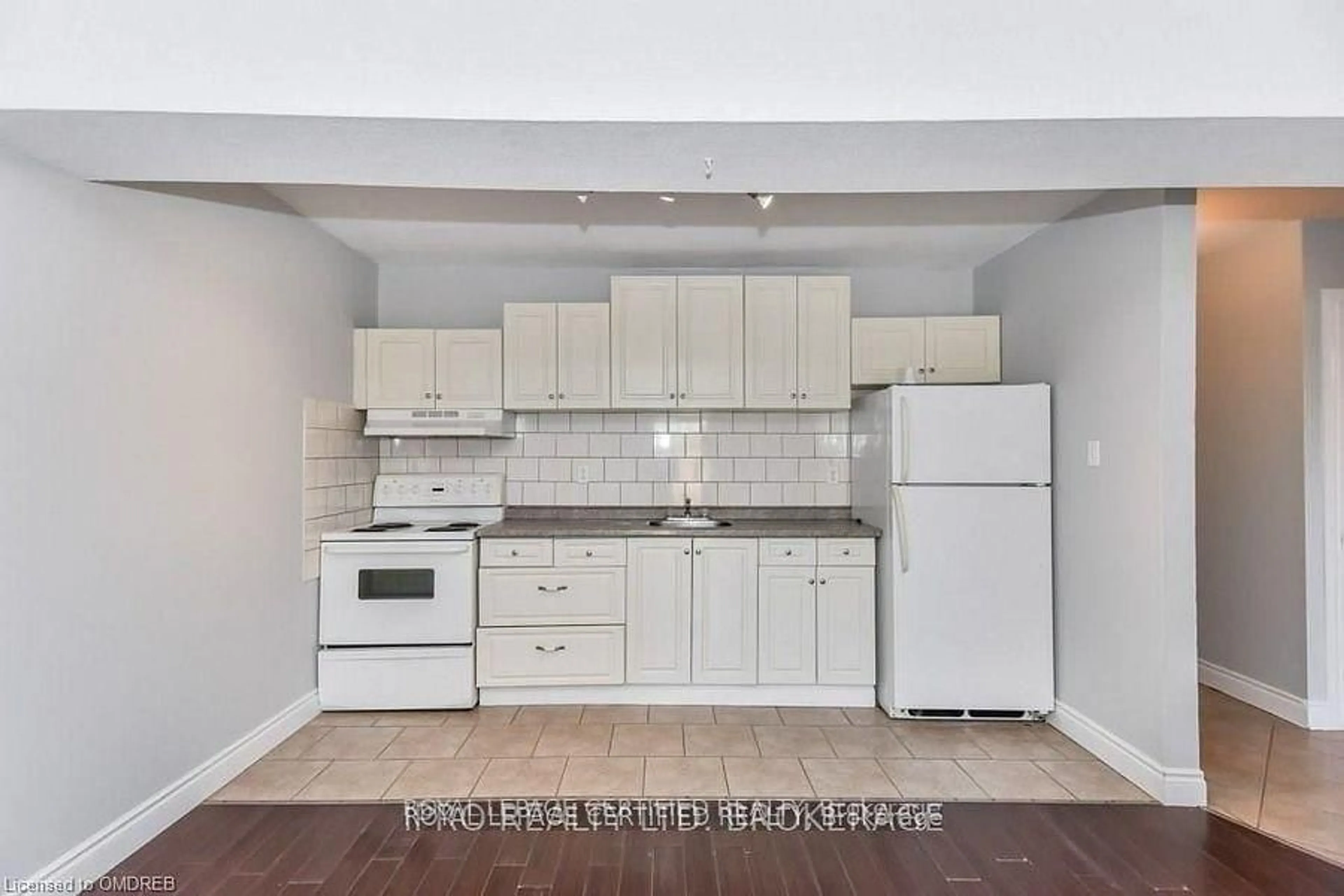 Standard kitchen, unknown for 766 Walter St, Cambridge Ontario N3H 4P3