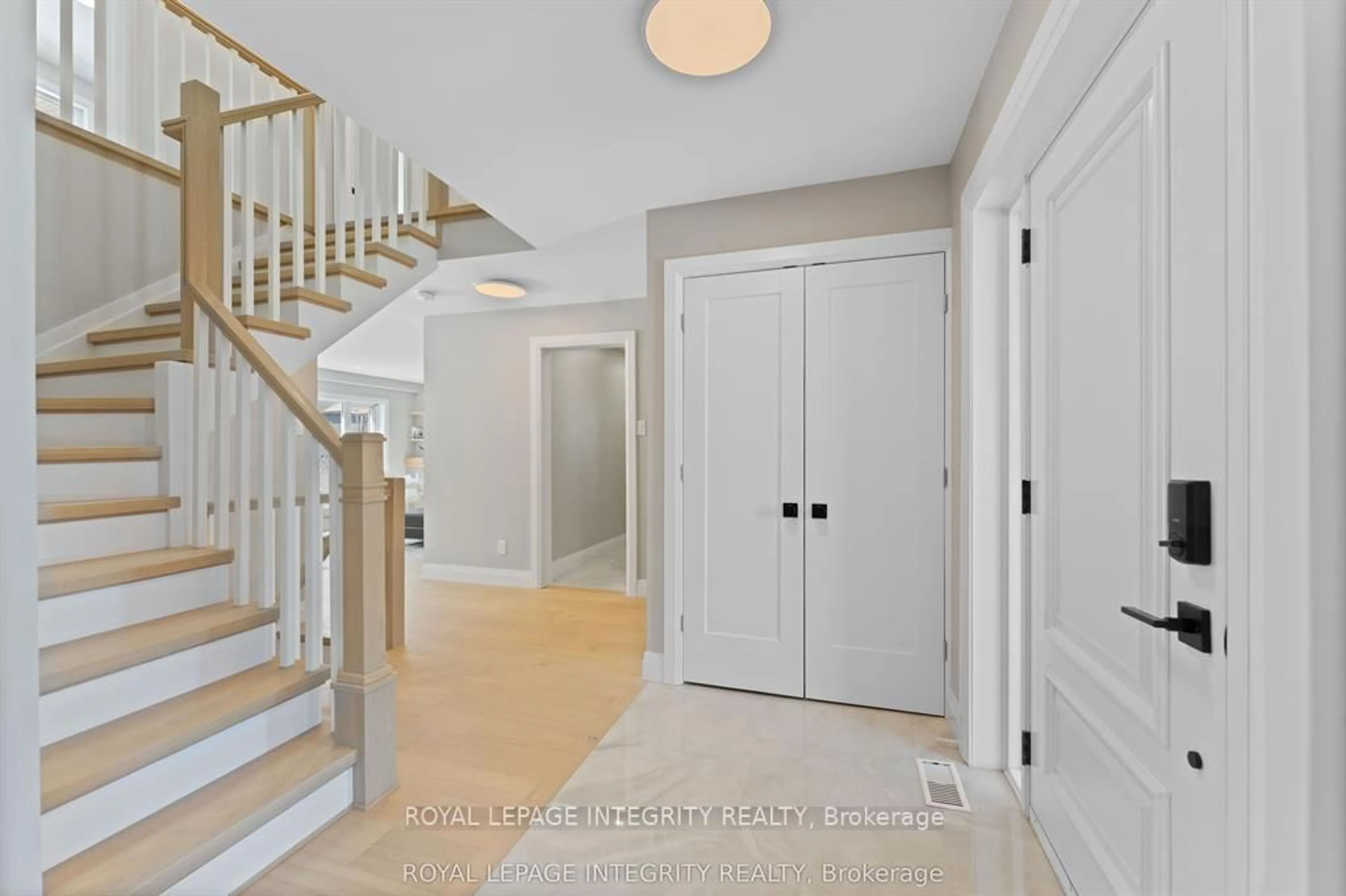 Indoor entryway for 3440 Woodroffe Ave, Ottawa Ontario K2J 3Z8