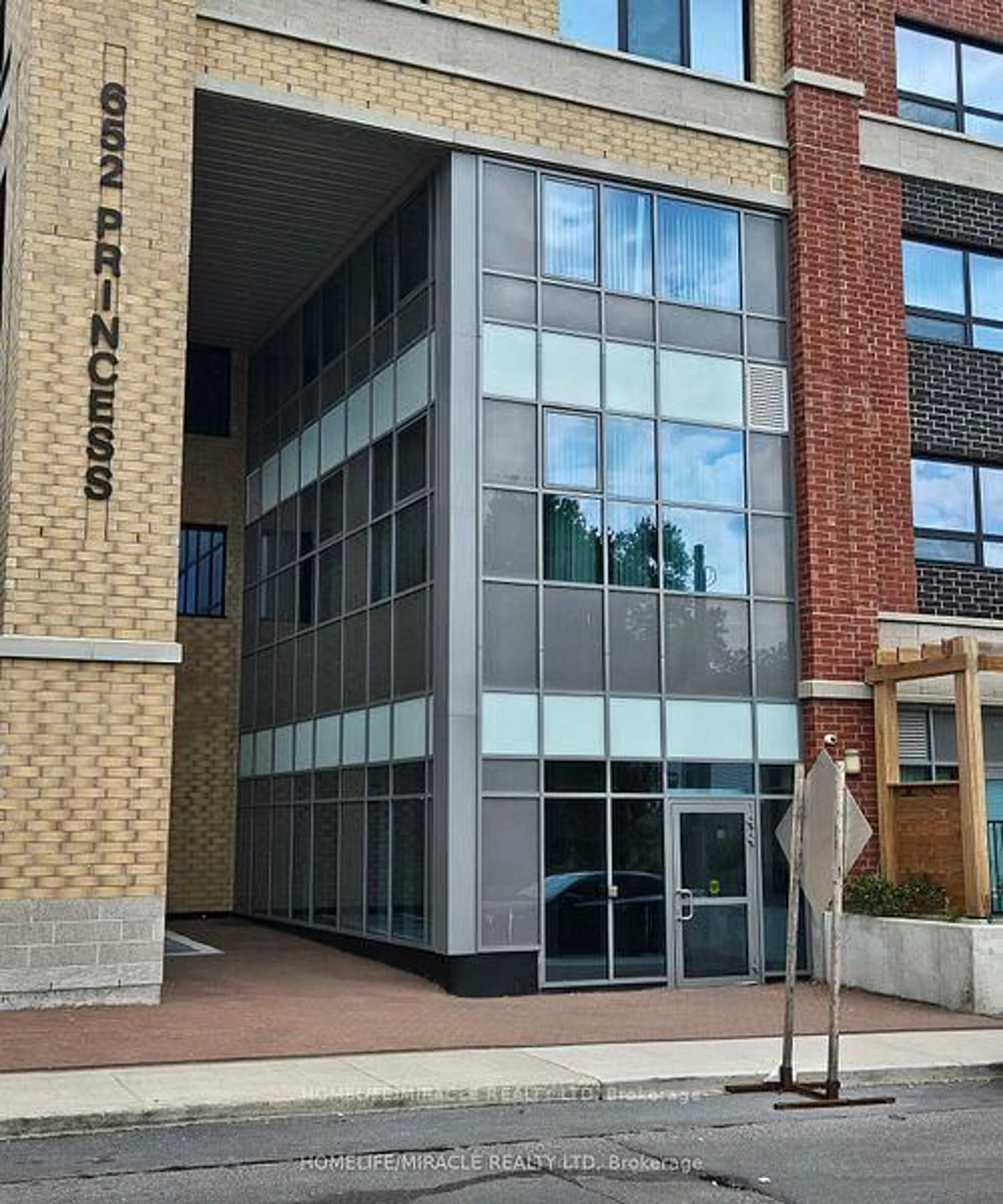 Indoor foyer for 652 Princess St #420, Kingston Ontario K7L 3Z9