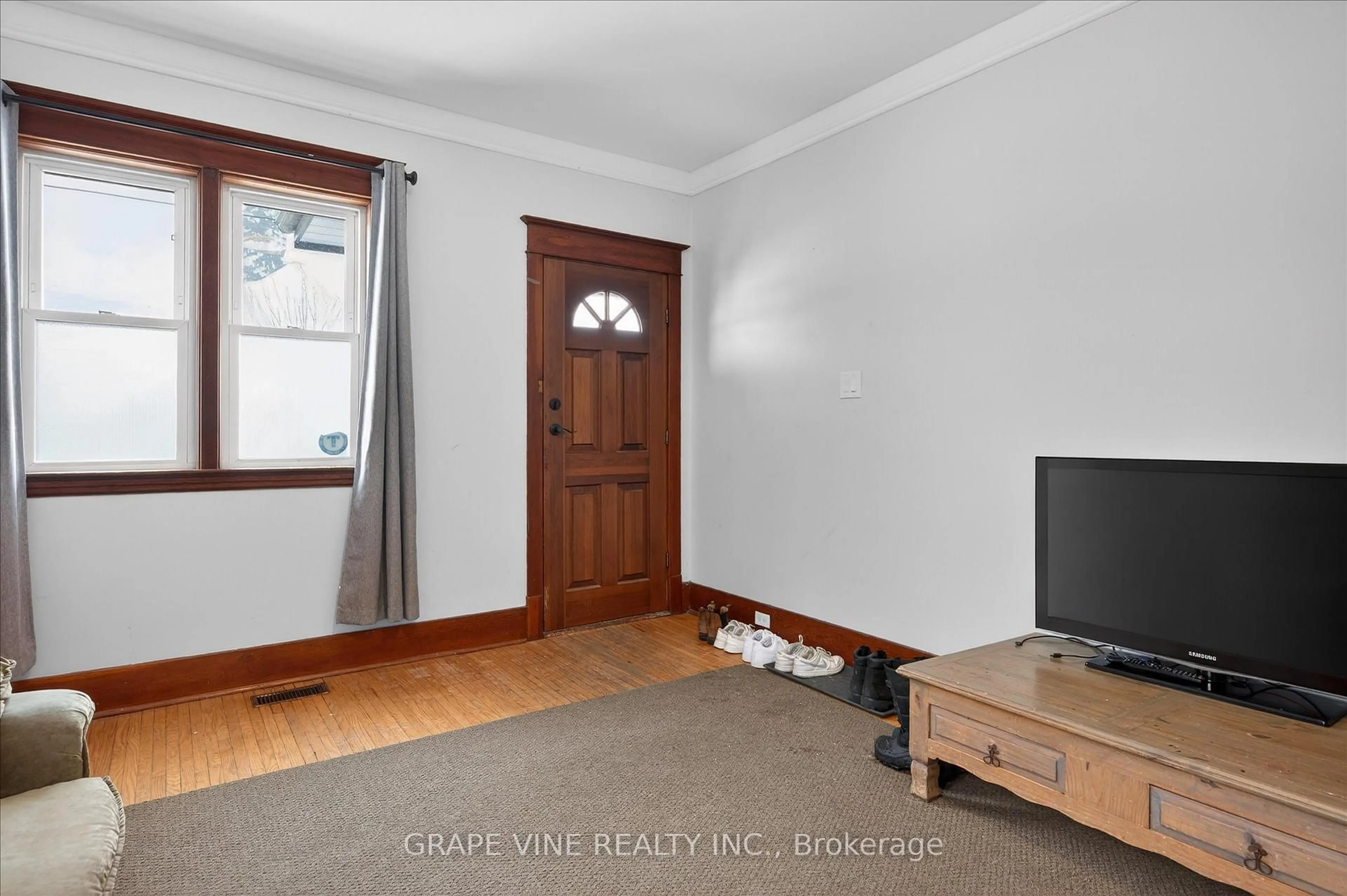 Indoor entryway for 276 McGill Street St, Peterborough Ontario K9J 1W5