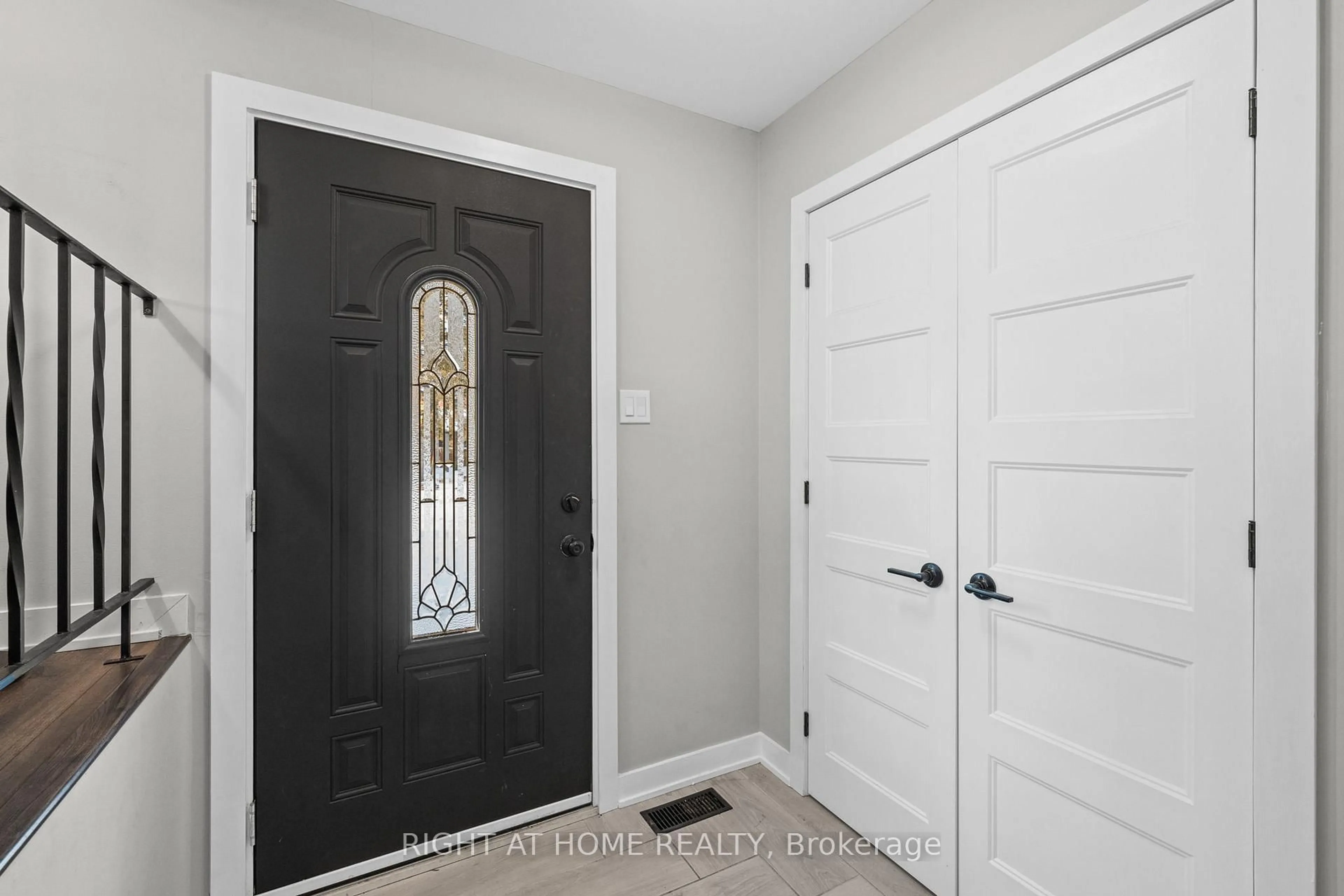 Indoor entryway for 12 BUTTERFIELD Rd, Munster Ontario K0A 3P0