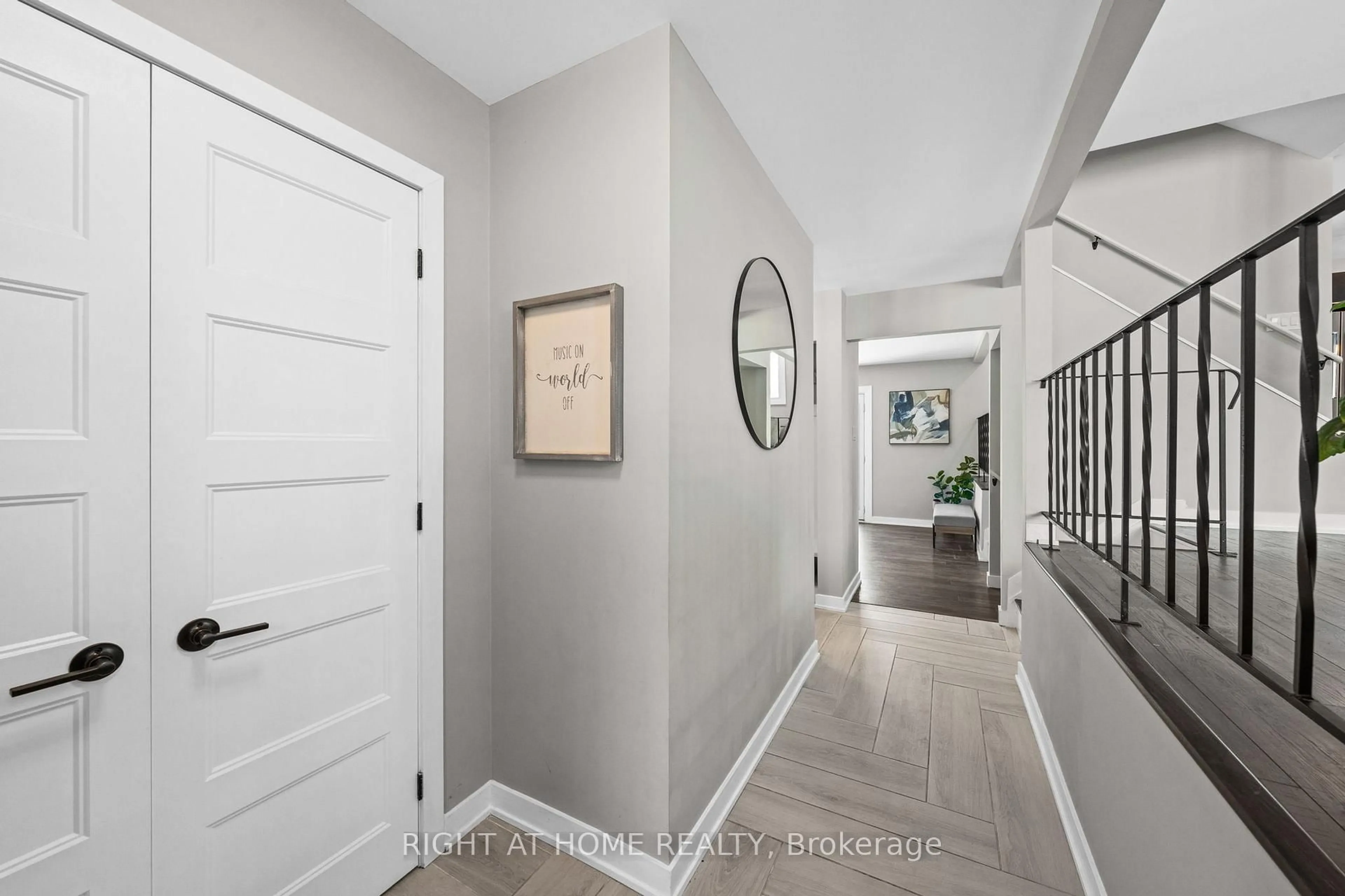 Indoor entryway for 12 BUTTERFIELD Rd, Munster Ontario K0A 3P0