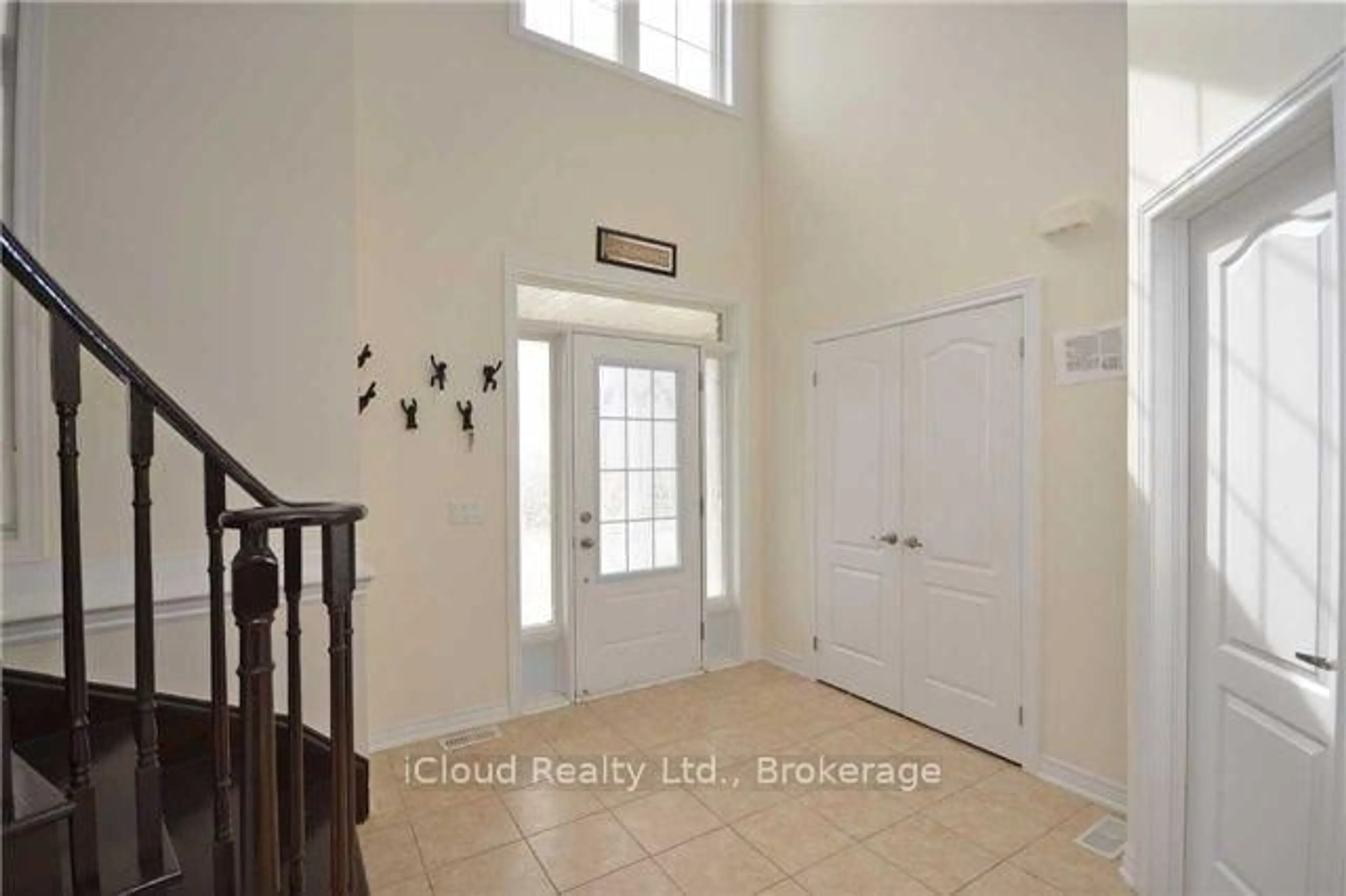 Indoor entryway for 668 Armstrong Rd, Melancthon Ontario L9V 3V4