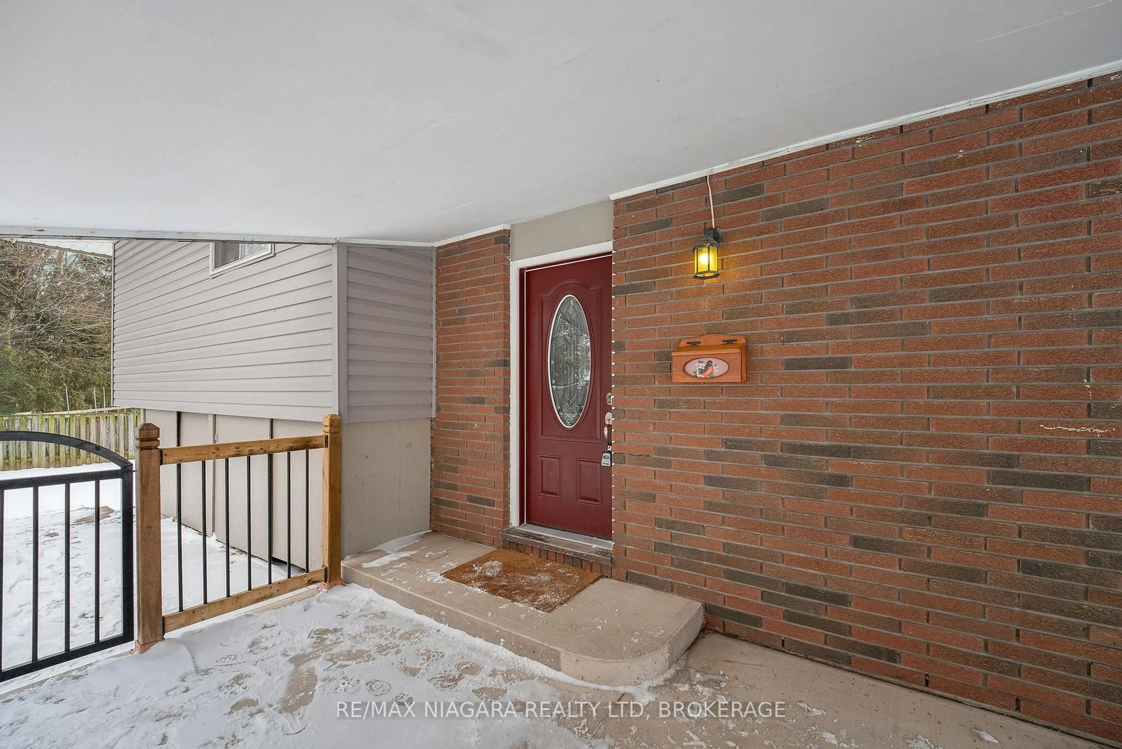 Indoor foyer for 204 Parnell Rd, St. Catharines Ontario L2M 1V6