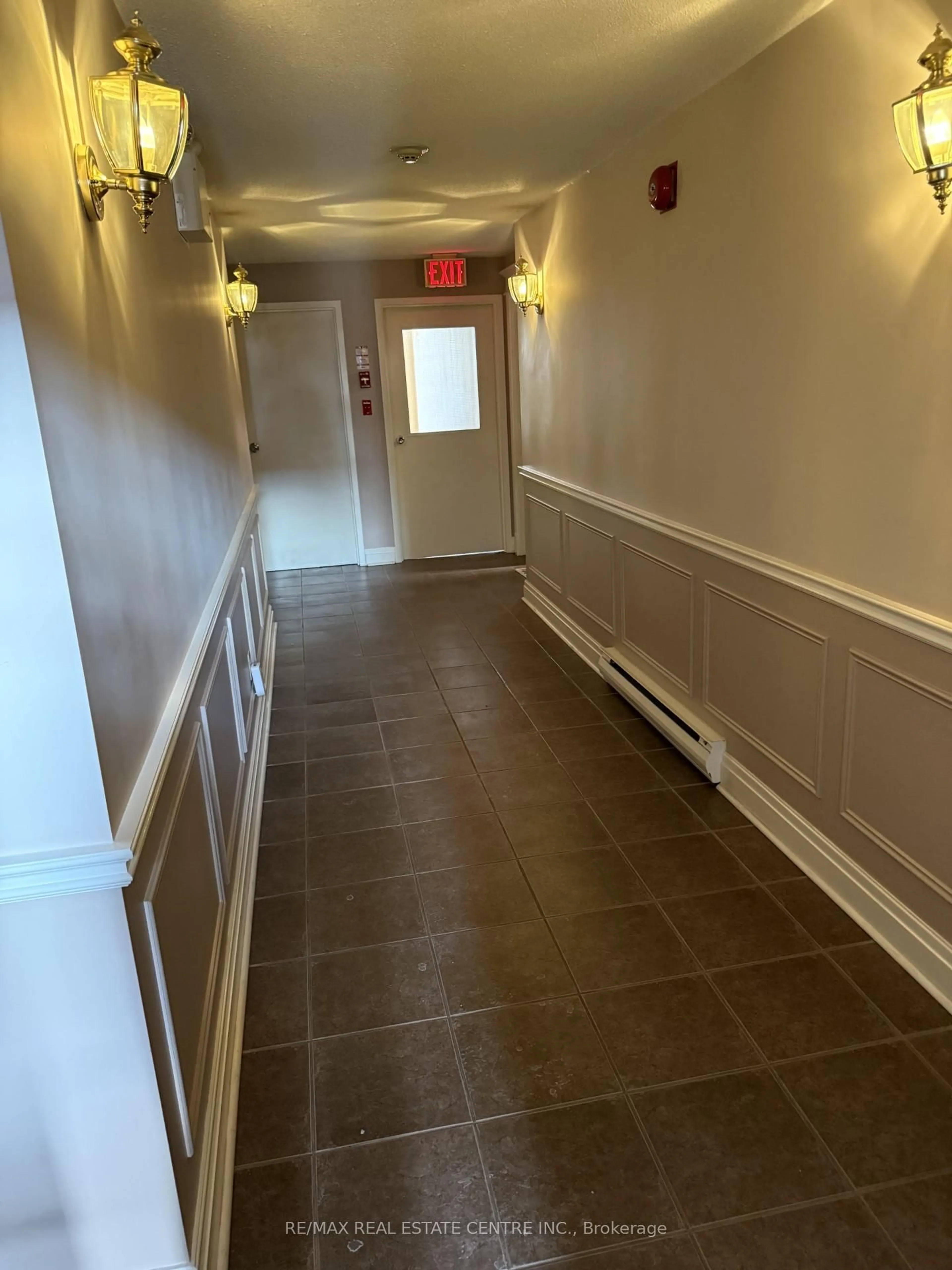 Indoor foyer for 6381 Dunn St #104, Niagara Falls Ontario L2G 2P6