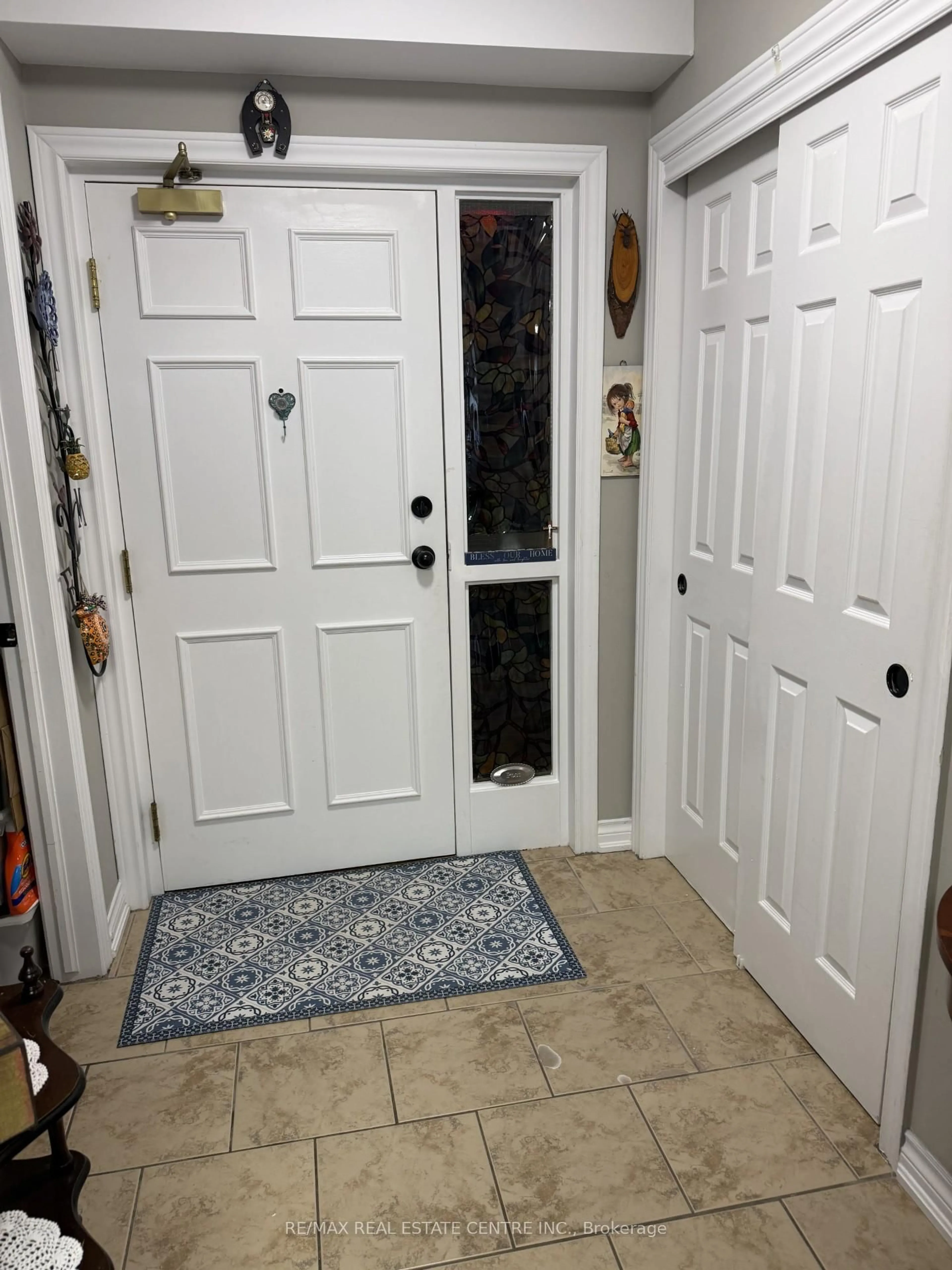 Indoor entryway for 6381 Dunn St #104, Niagara Falls Ontario L2G 2P6