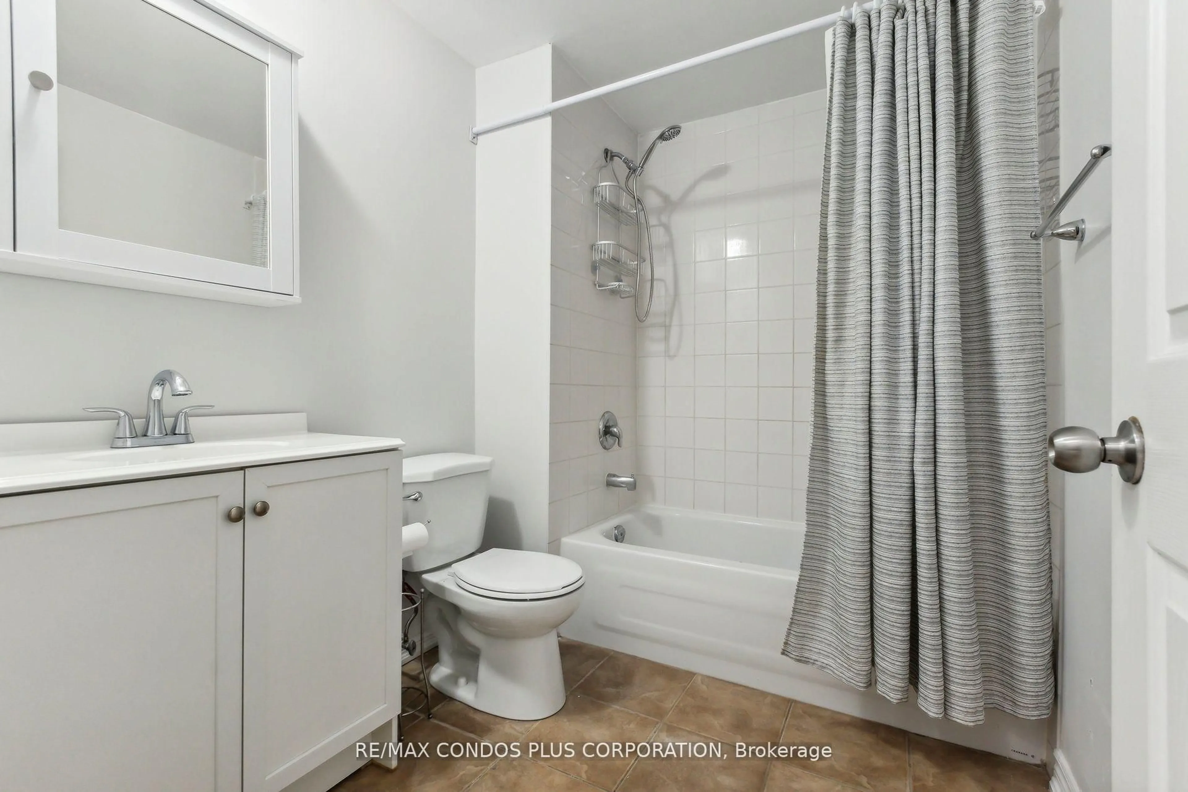 Standard bathroom, unknown for 294 FERGUS Ave #2, Kitchener Ontario N2A 2H5