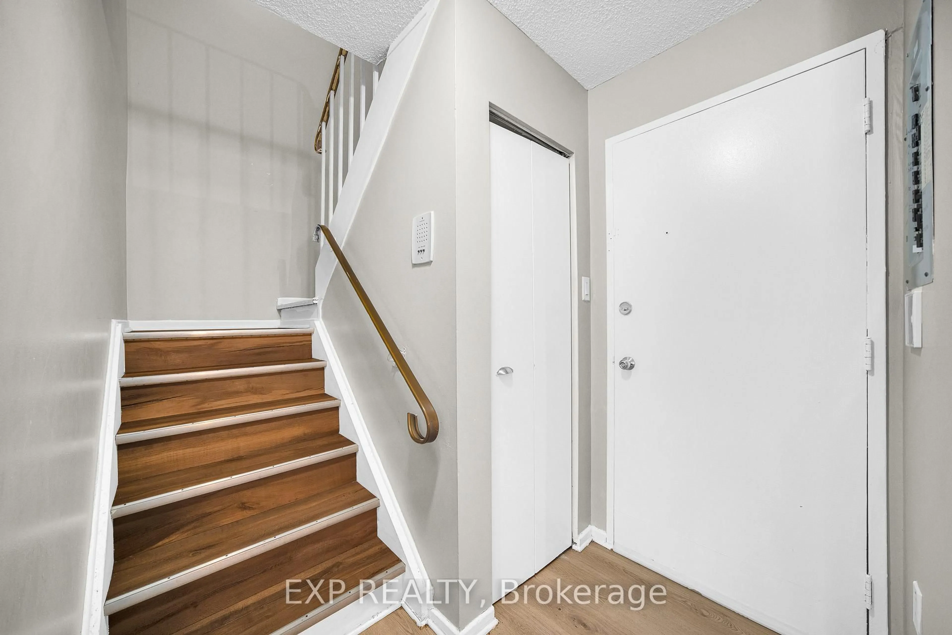 Indoor entryway for 1958 Jasmine Cres #34J, Ottawa Ontario K1J 7W1