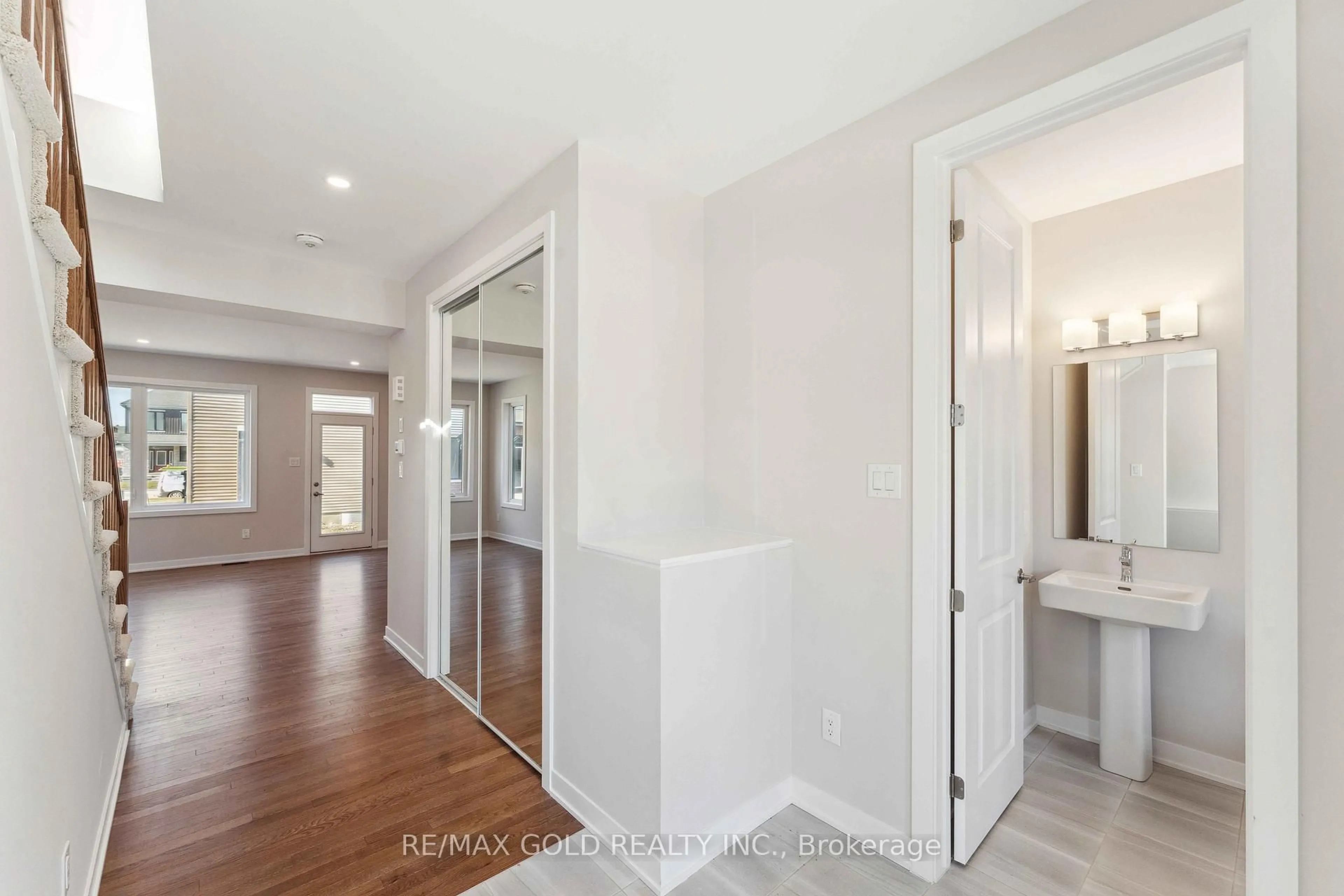 Indoor entryway for 356 Peninsula Rd, Richmond Ontario K0A 2Z0