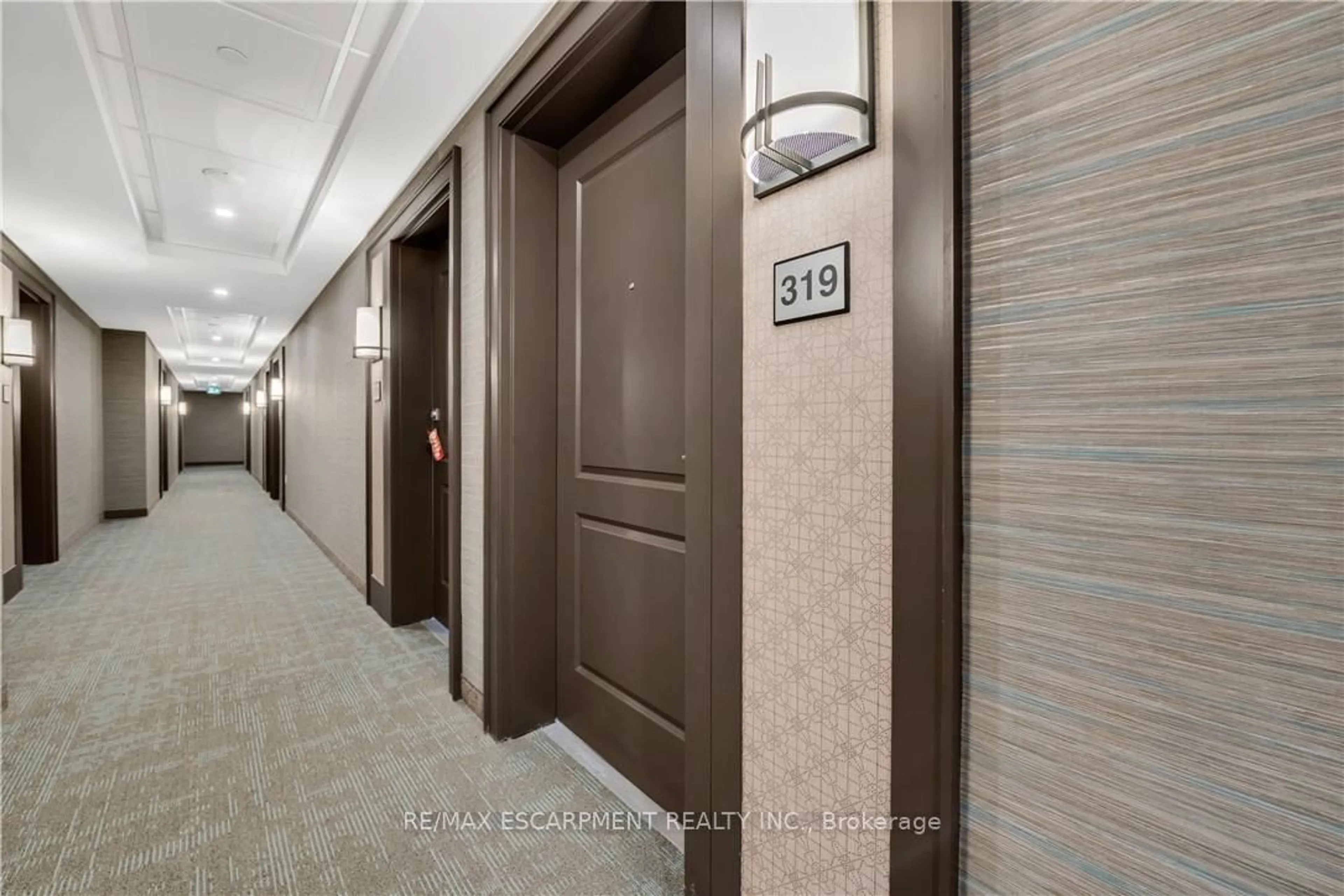 Indoor foyer for 450 Dundas St #319, Hamilton Ontario L8B 1Z2