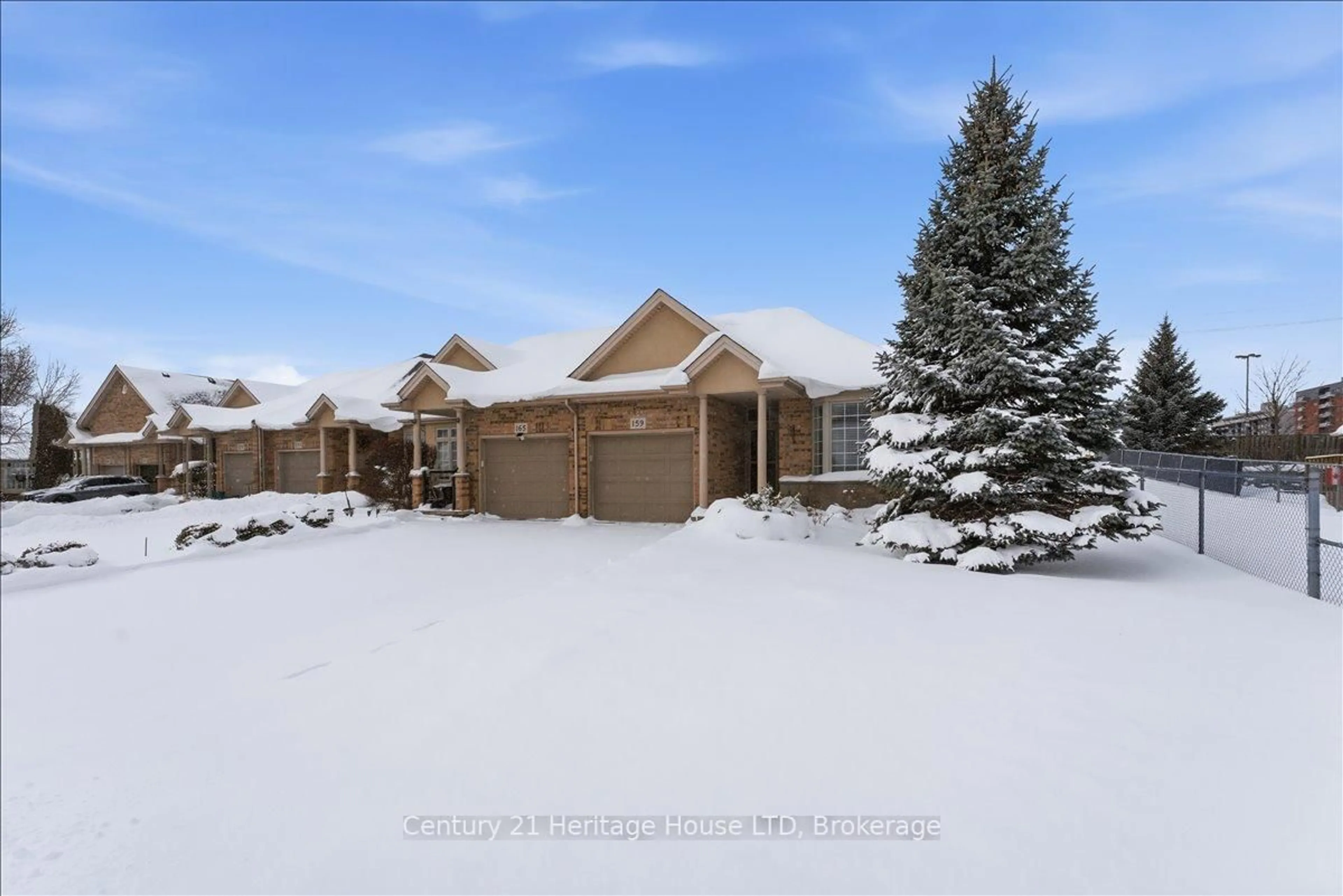 A pic from outside/outdoor area/front of a property/back of a property/a pic from drone, street for 159 Willowlanding Crt, Welland Ontario L3C 7L8