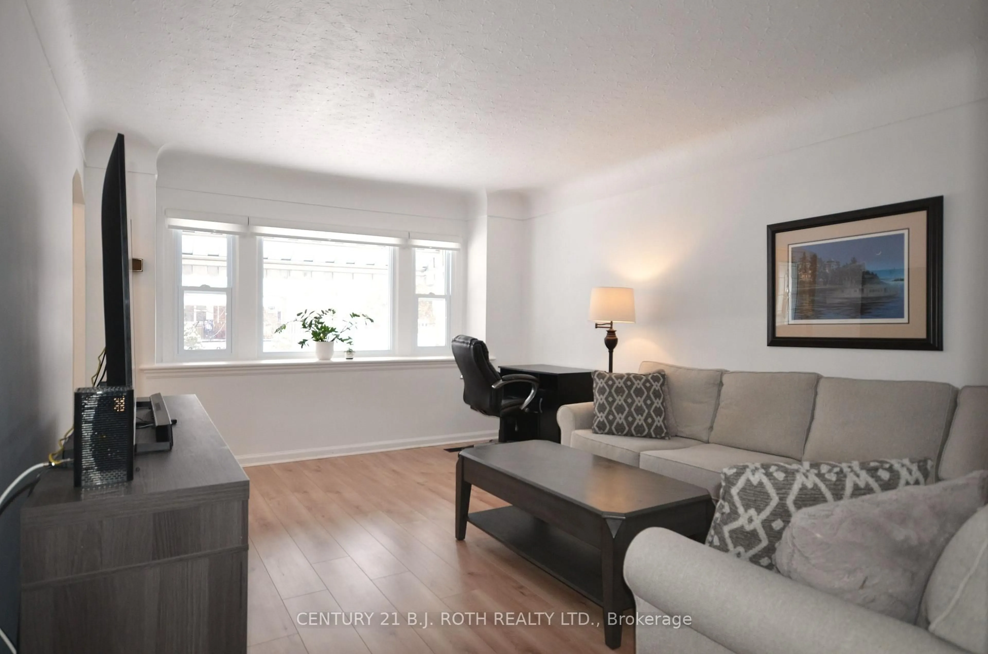 Living room with furniture, wood/laminate floor for 203 Summerhill Ave, Hamilton Ontario L8K 3N6