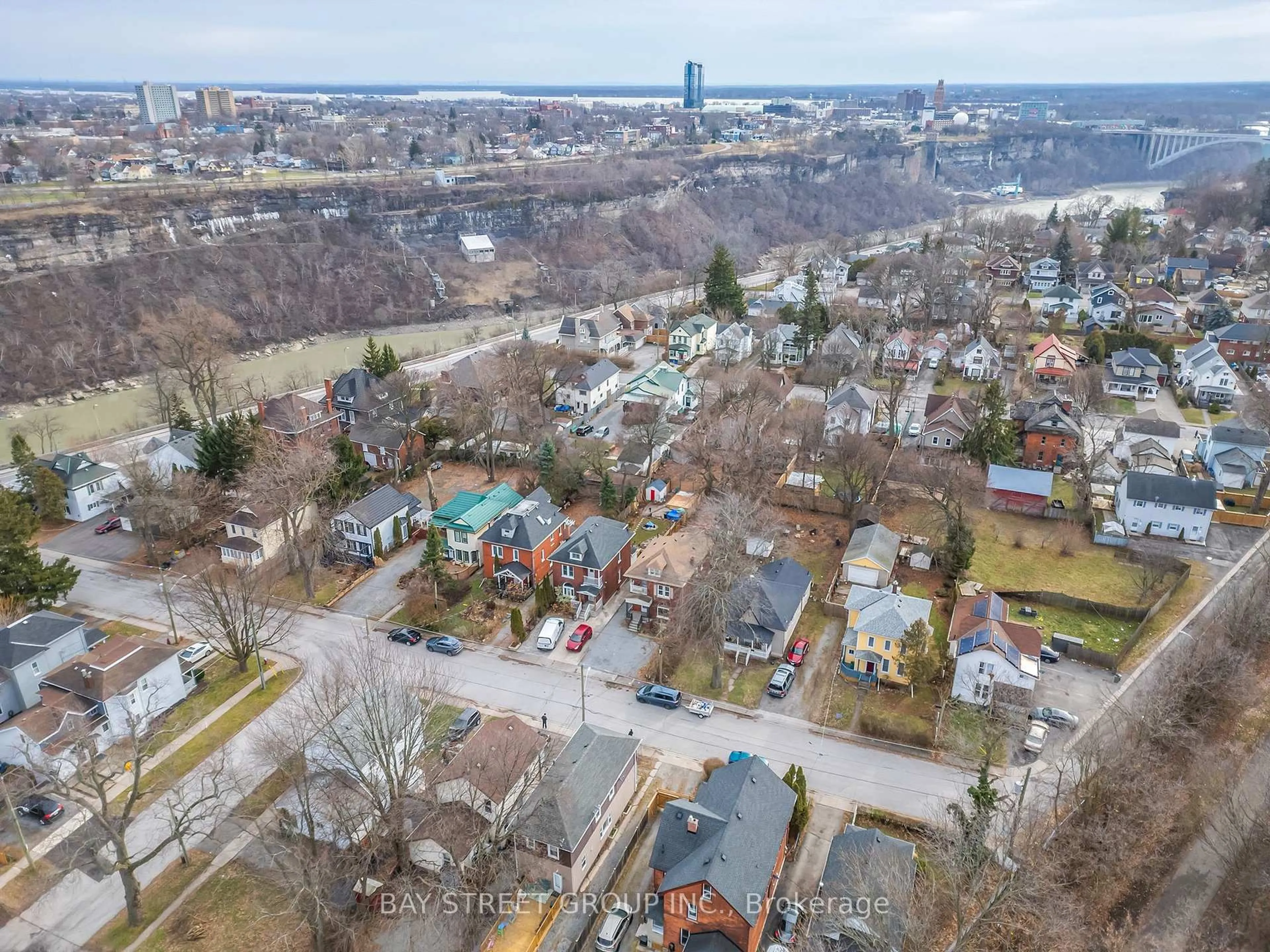 A pic from outside/outdoor area/front of a property/back of a property/a pic from drone, city buildings view from balcony for 4308 Ellis St, Niagara Falls Ontario L2E 1H1