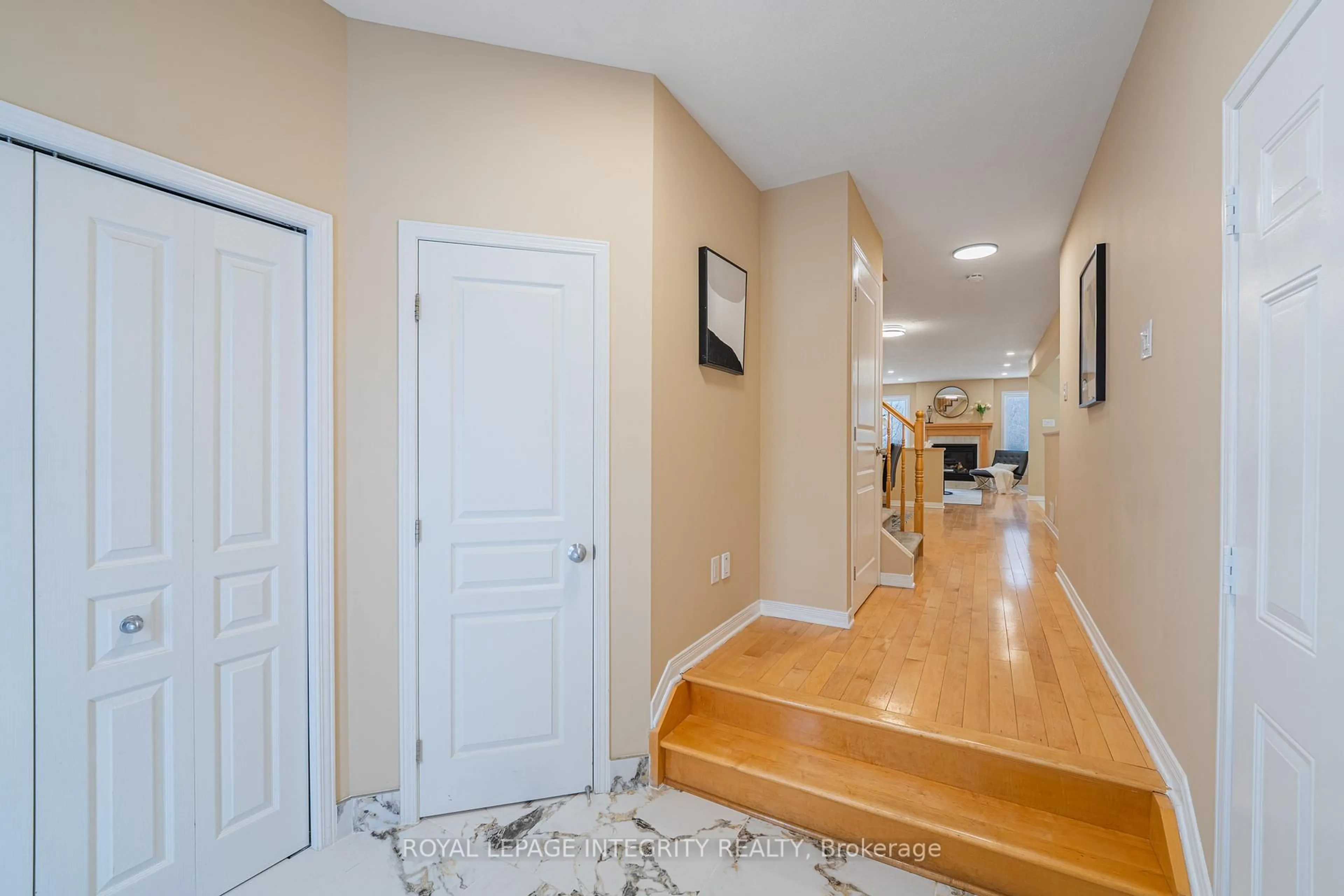 Indoor entryway for 361 Celtic Ridge Cres, Ottawa Ontario K2W 0B6