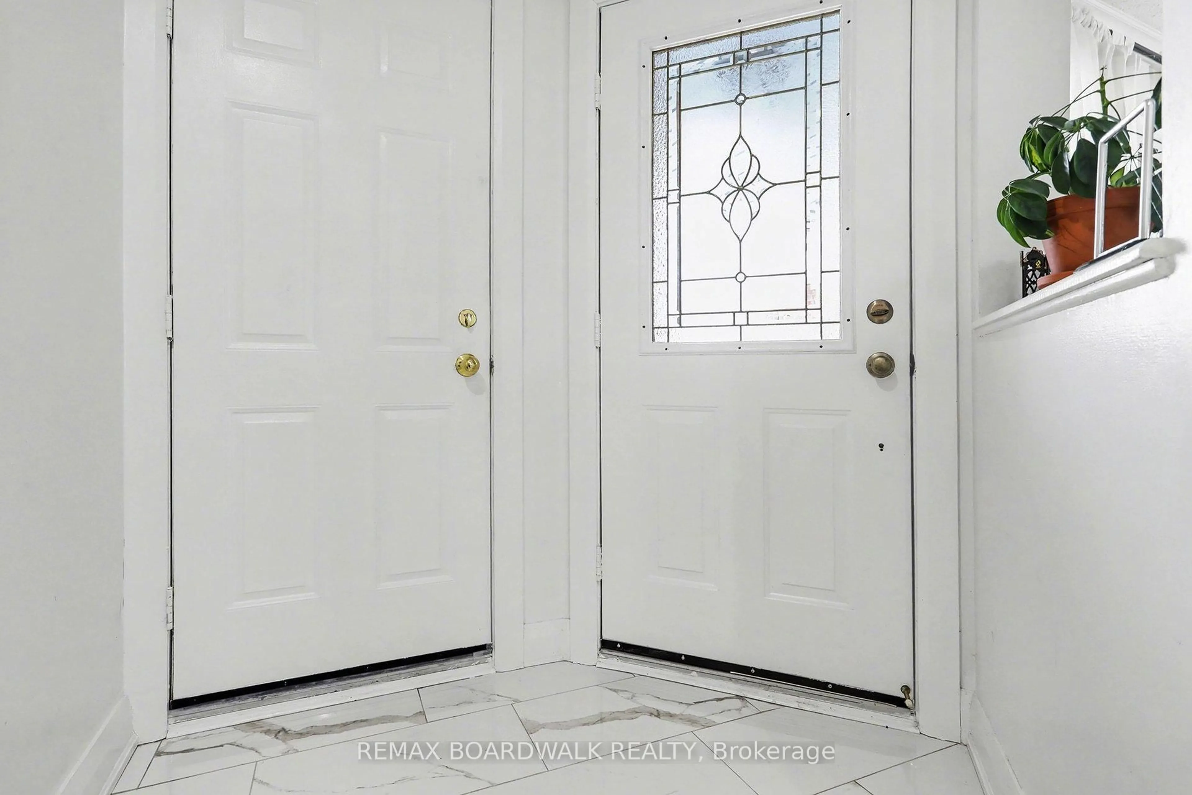 Indoor entryway for 1827 HIALEAH Dr, Orleans Ontario K4A 3S8