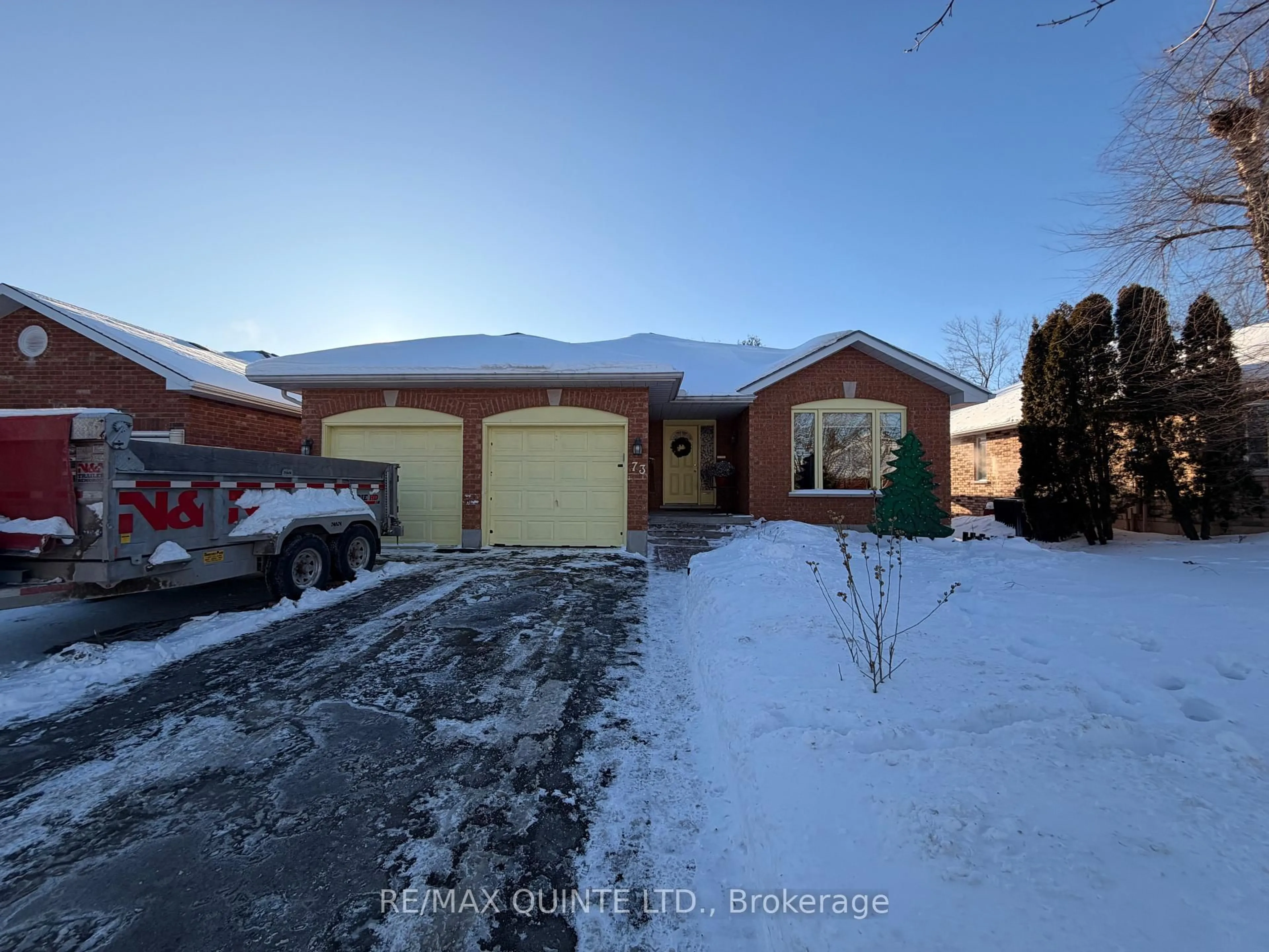 A pic from outside/outdoor area/front of a property/back of a property/a pic from drone, street for 73 OAK RIDGE Blvd, Belleville Ontario K8N 5W3