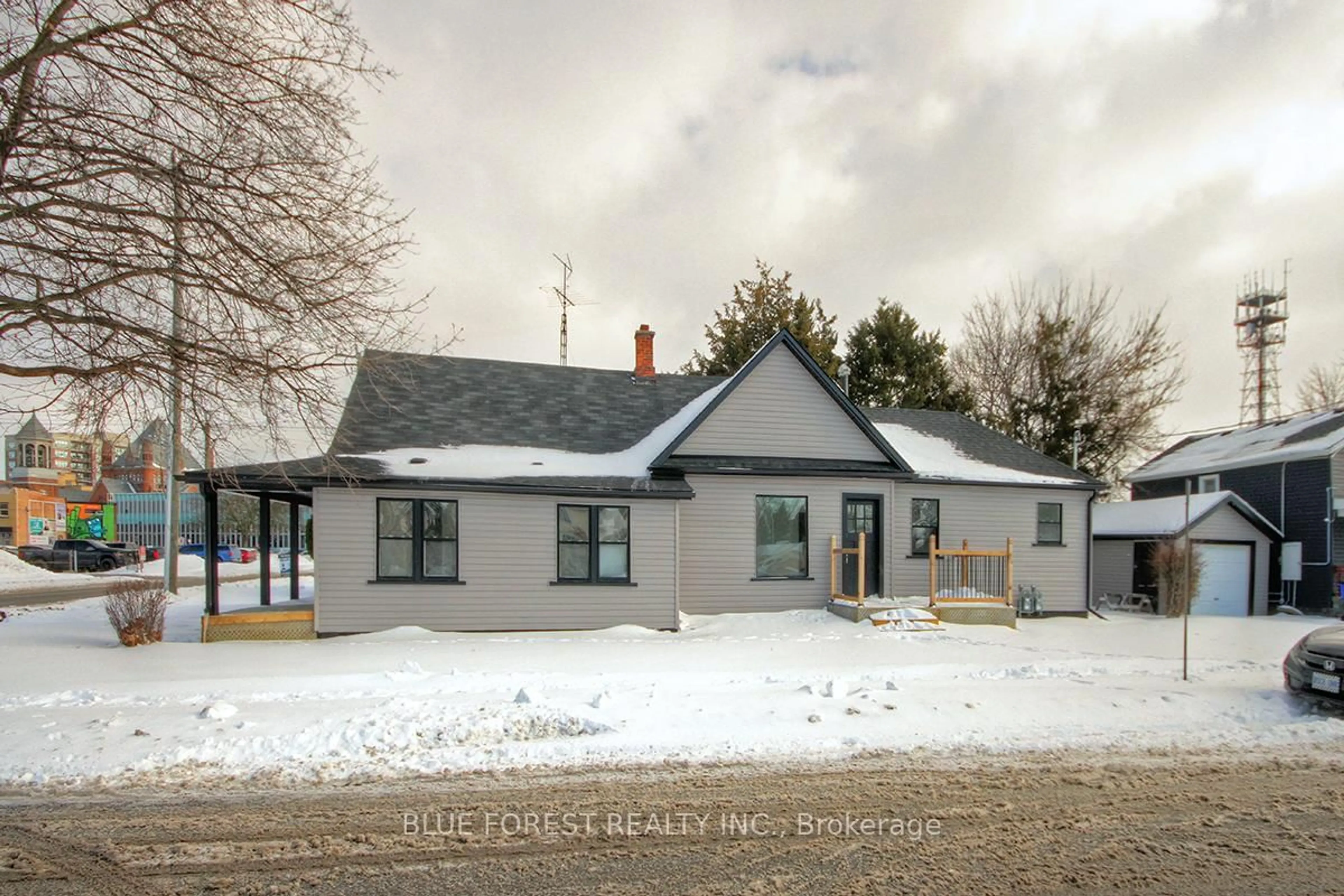 A pic from outside/outdoor area/front of a property/back of a property/a pic from drone, building for 22 Cross St, Chatham-Kent Ontario N7M 1K5