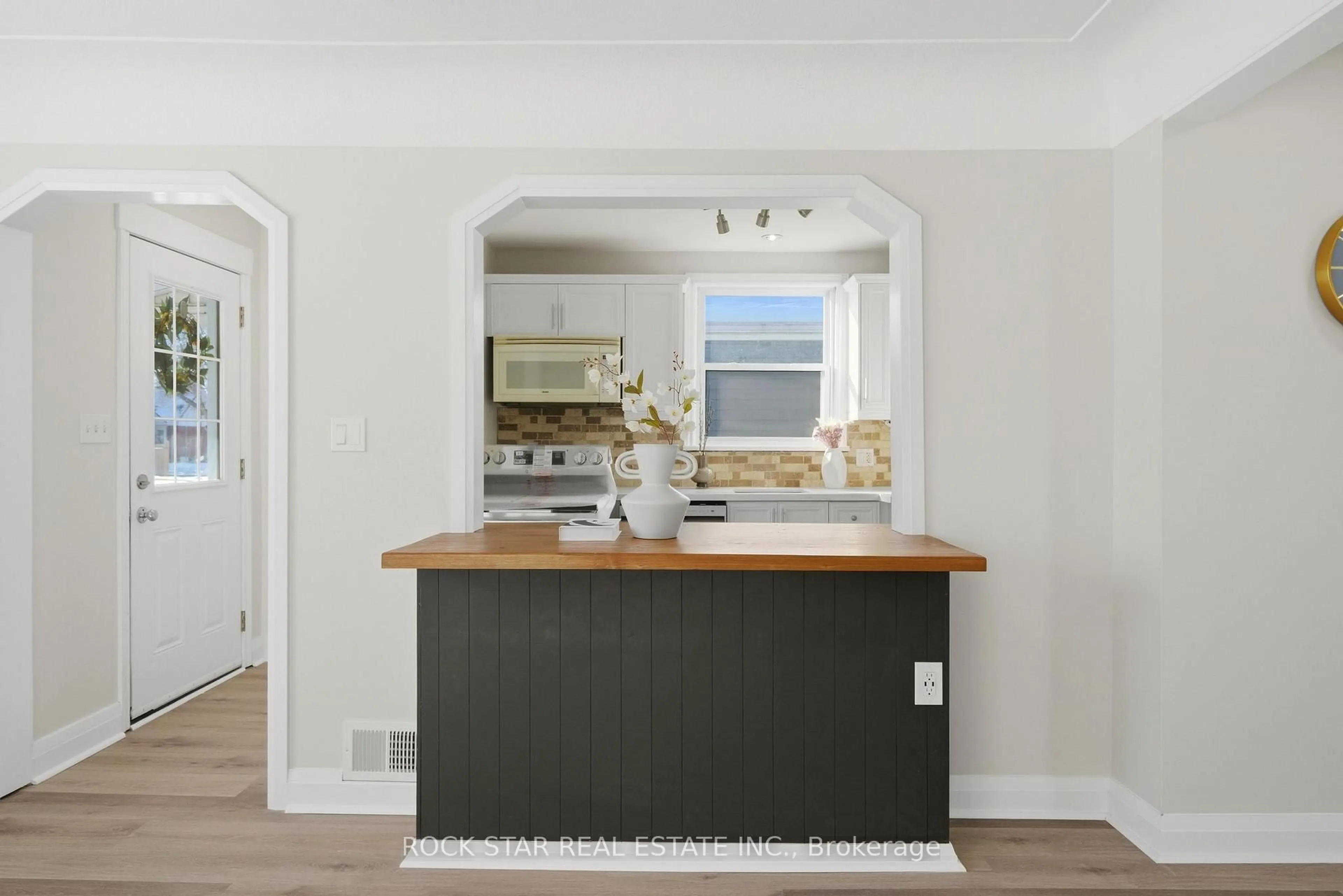 Open concept kitchen, unknown for 86 East 38th St, Hamilton Ontario L8V 4E5