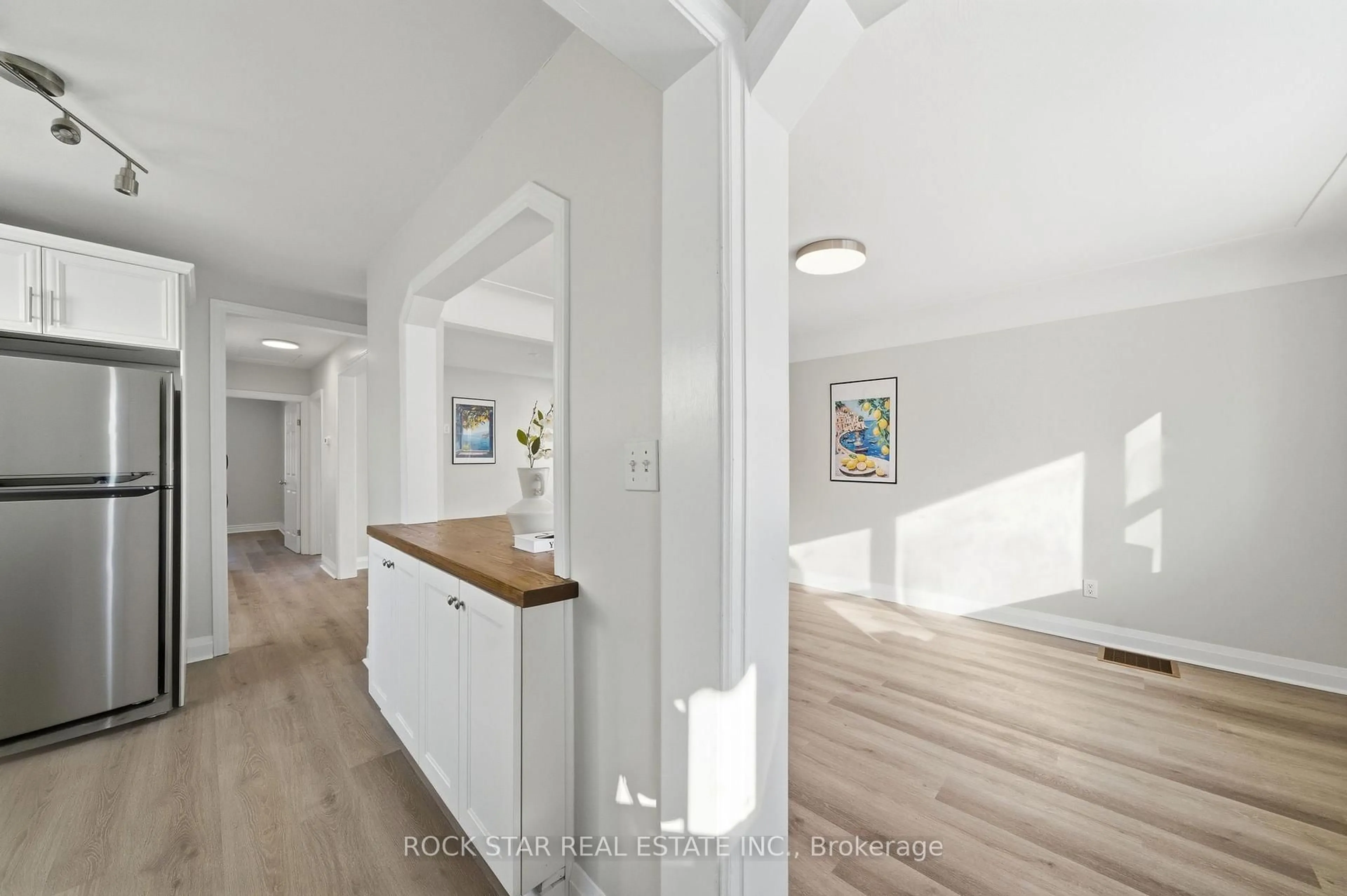 Indoor entryway for 86 East 38th St, Hamilton Ontario L8V 4E5