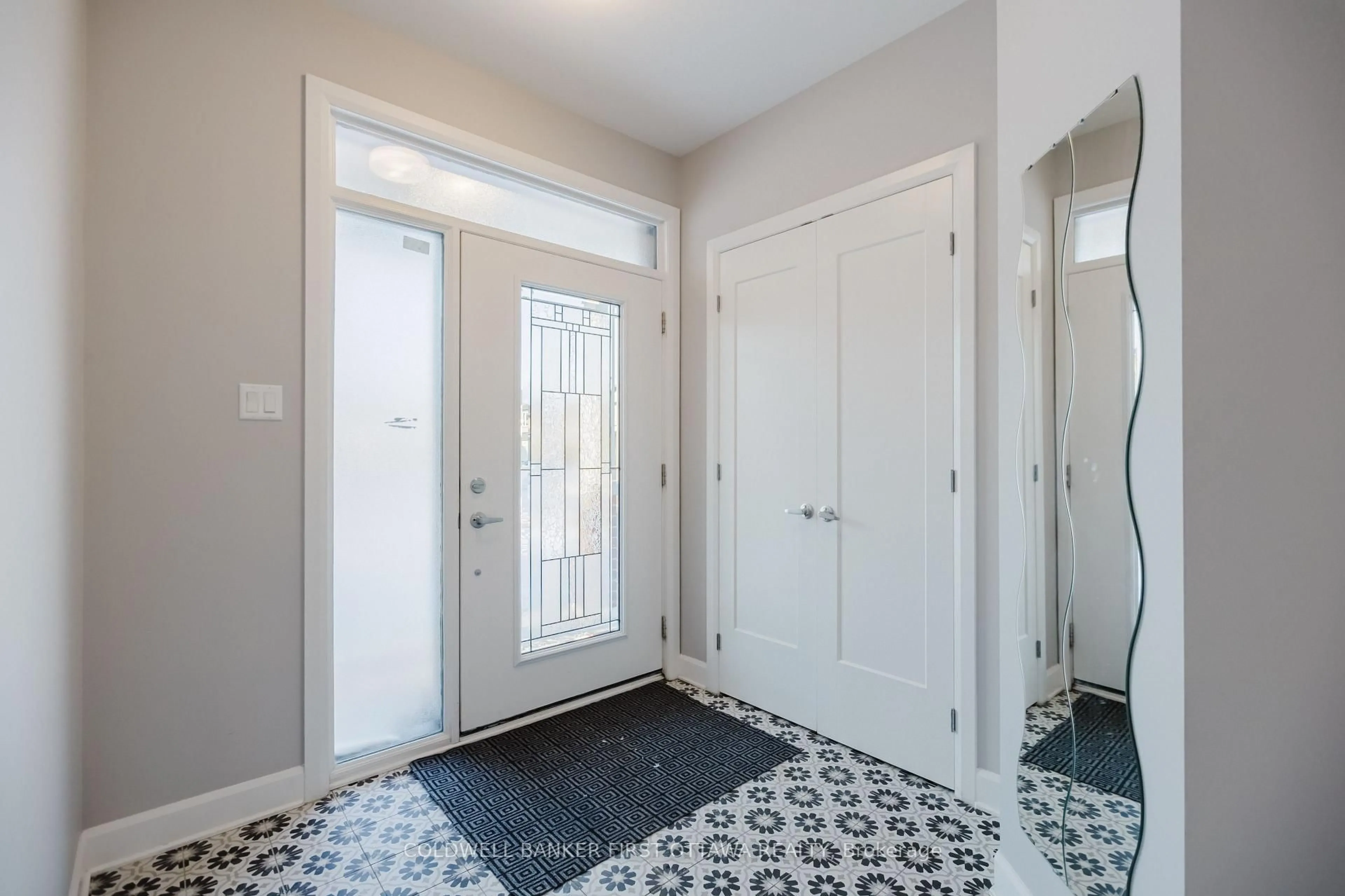 Indoor entryway for 896 Sendero Way, Stittsville Ontario K2S 2W8