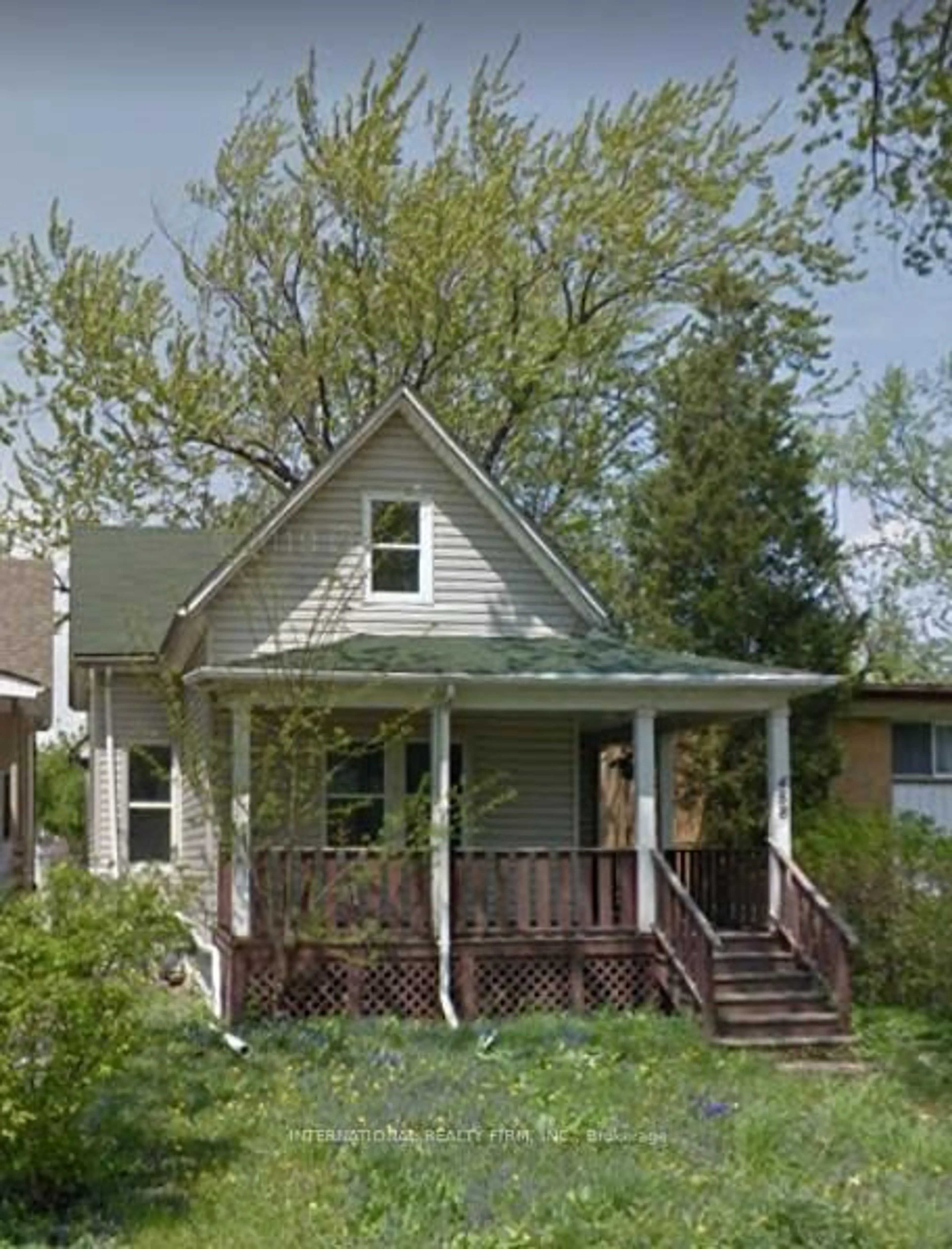 Home with vinyl exterior material, street for 458 Wahketa St, Windsor Ontario N8X 1B6