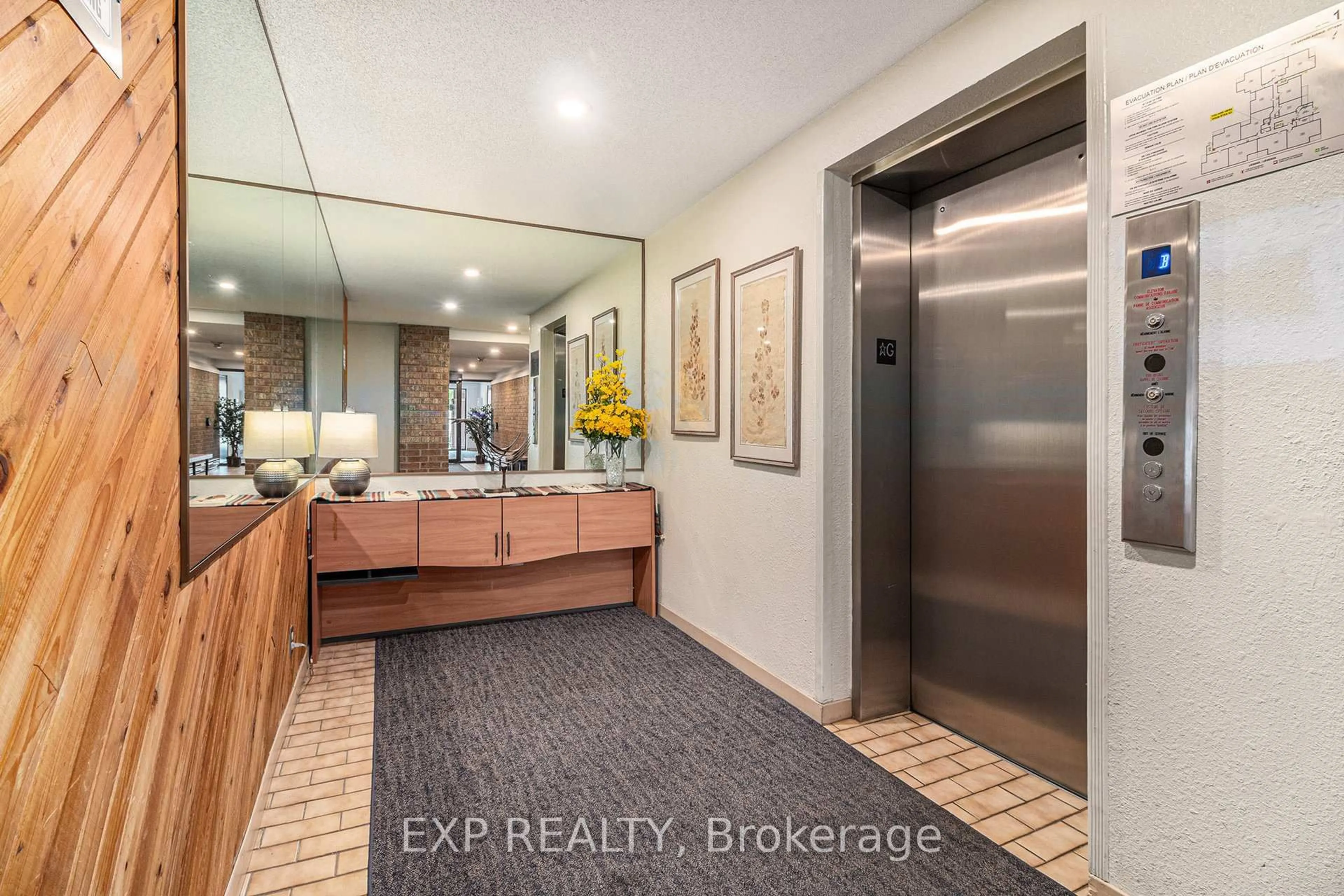 Indoor entryway for 316 SAVARD Ave #309, Ottawa Ontario K1L 7S2